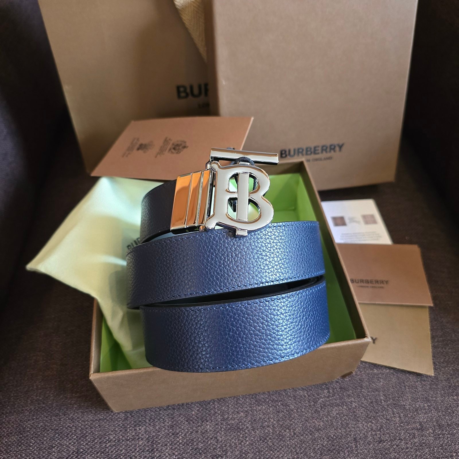 Burberry cinturón reversible piel azul placa TB plateada