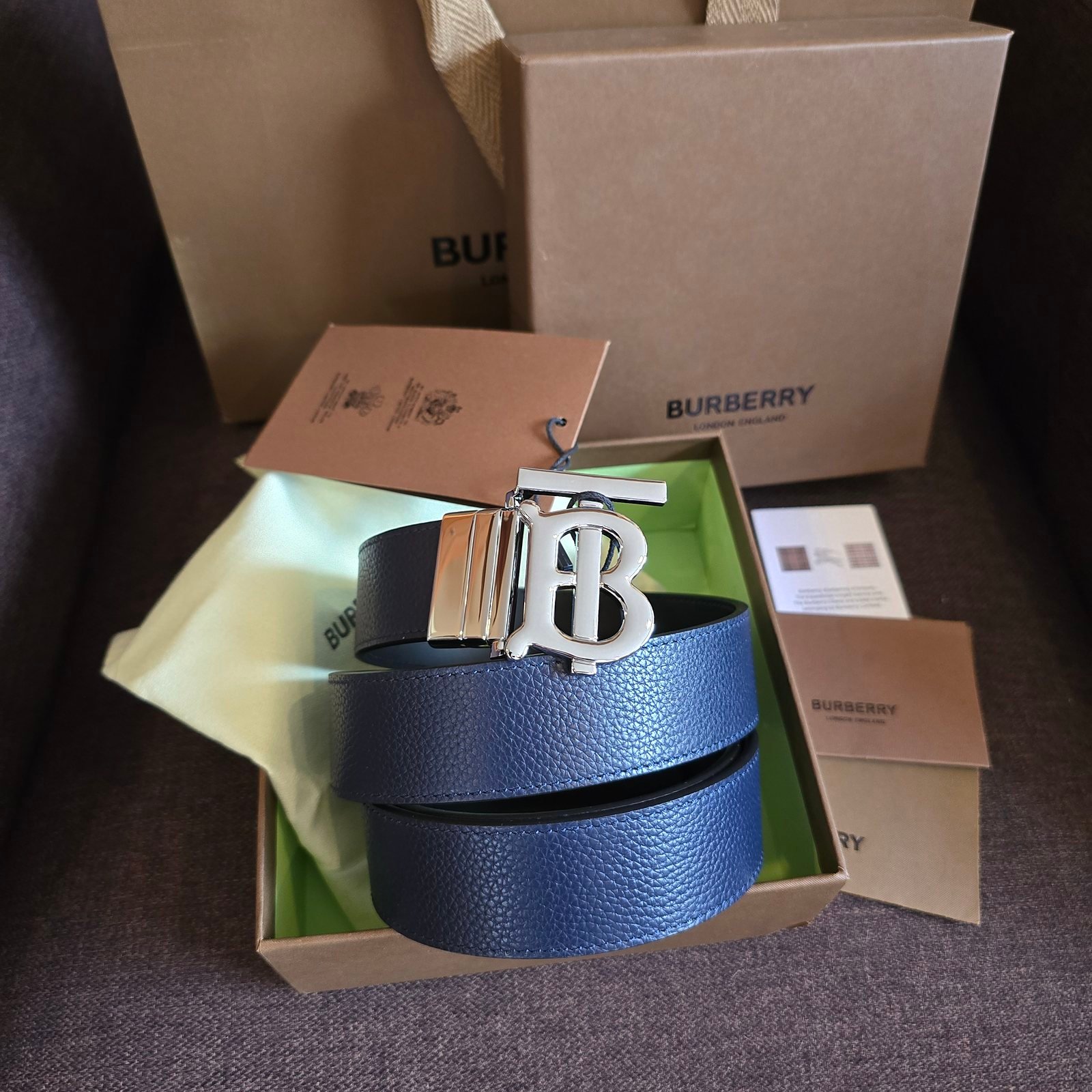 Burberry cinturón reversible piel azul placa TB plateada - Imagen 2
