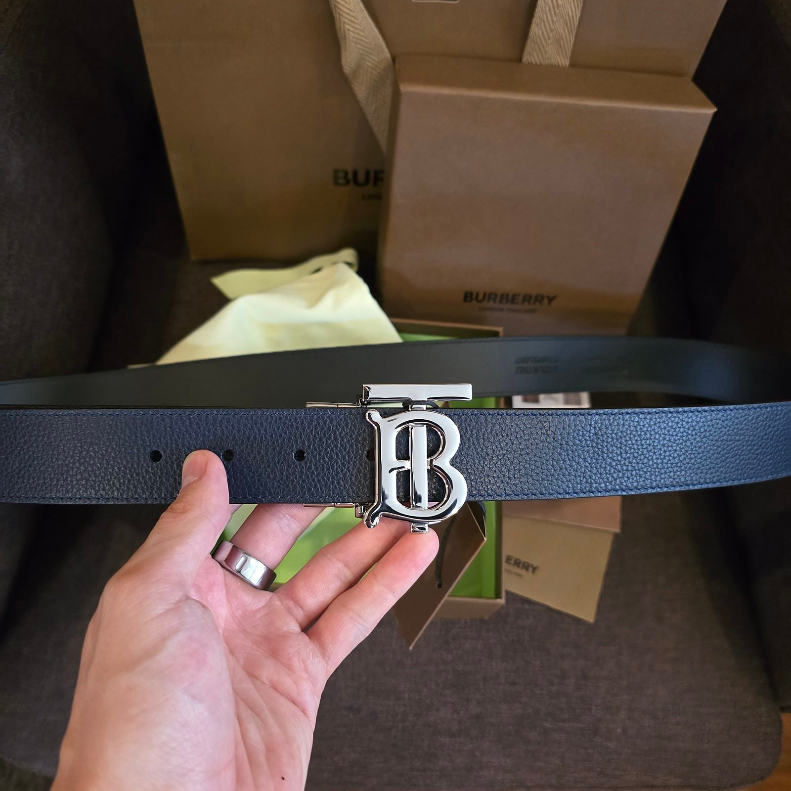 Burberry cinturón reversible piel azul placa TB plateada - Imagen 3