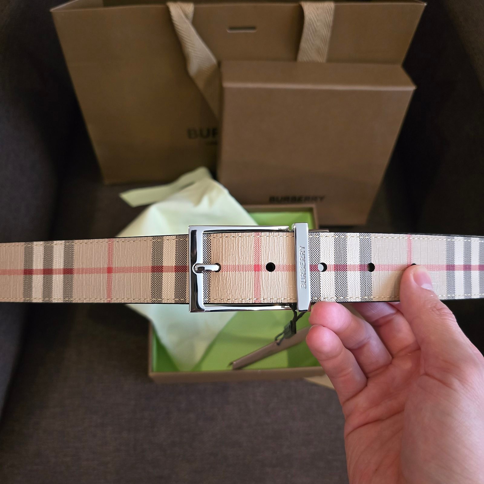 Burberry cinturón reversible Check beige hebilla plateada - Imagen 3