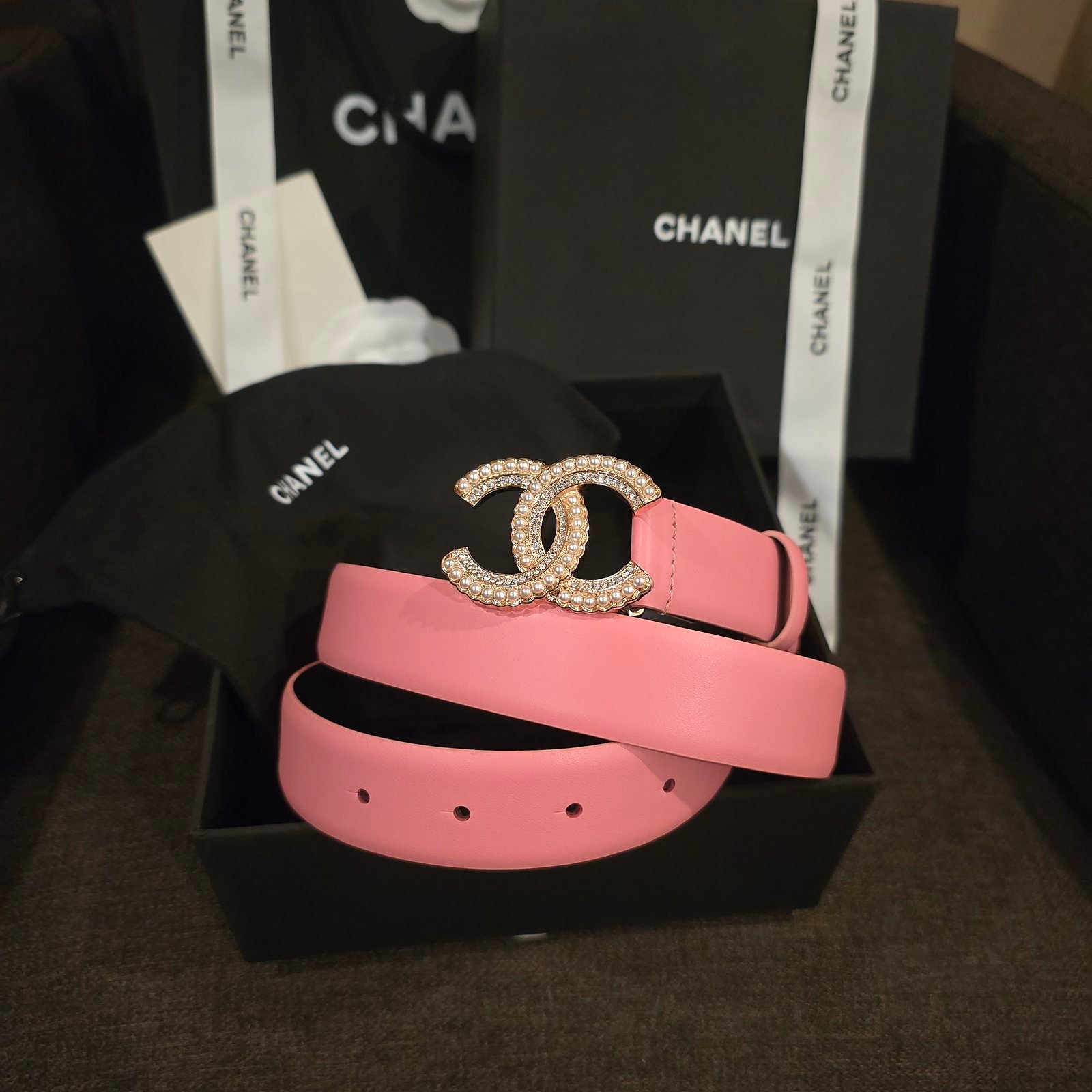 Chanel cinturón piel rosa hebilla CC con perlas