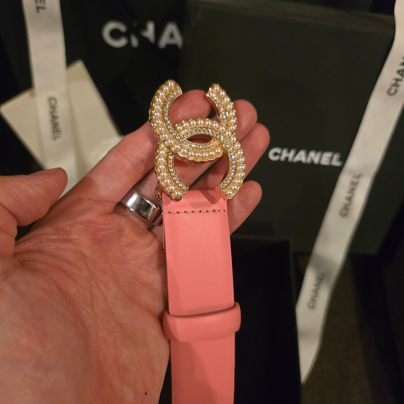 Chanel cinturón piel rosa hebilla CC con perlas - Imagen 2