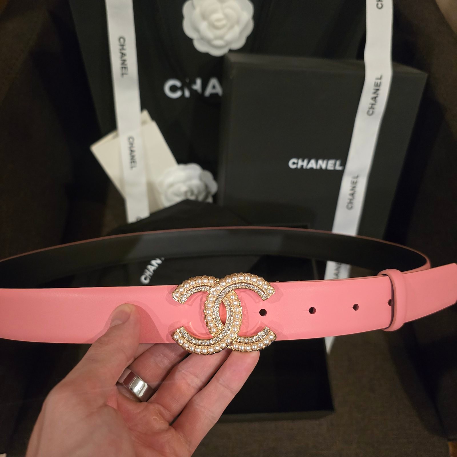 Chanel cinturón piel rosa hebilla CC con perlas - Imagen 3
