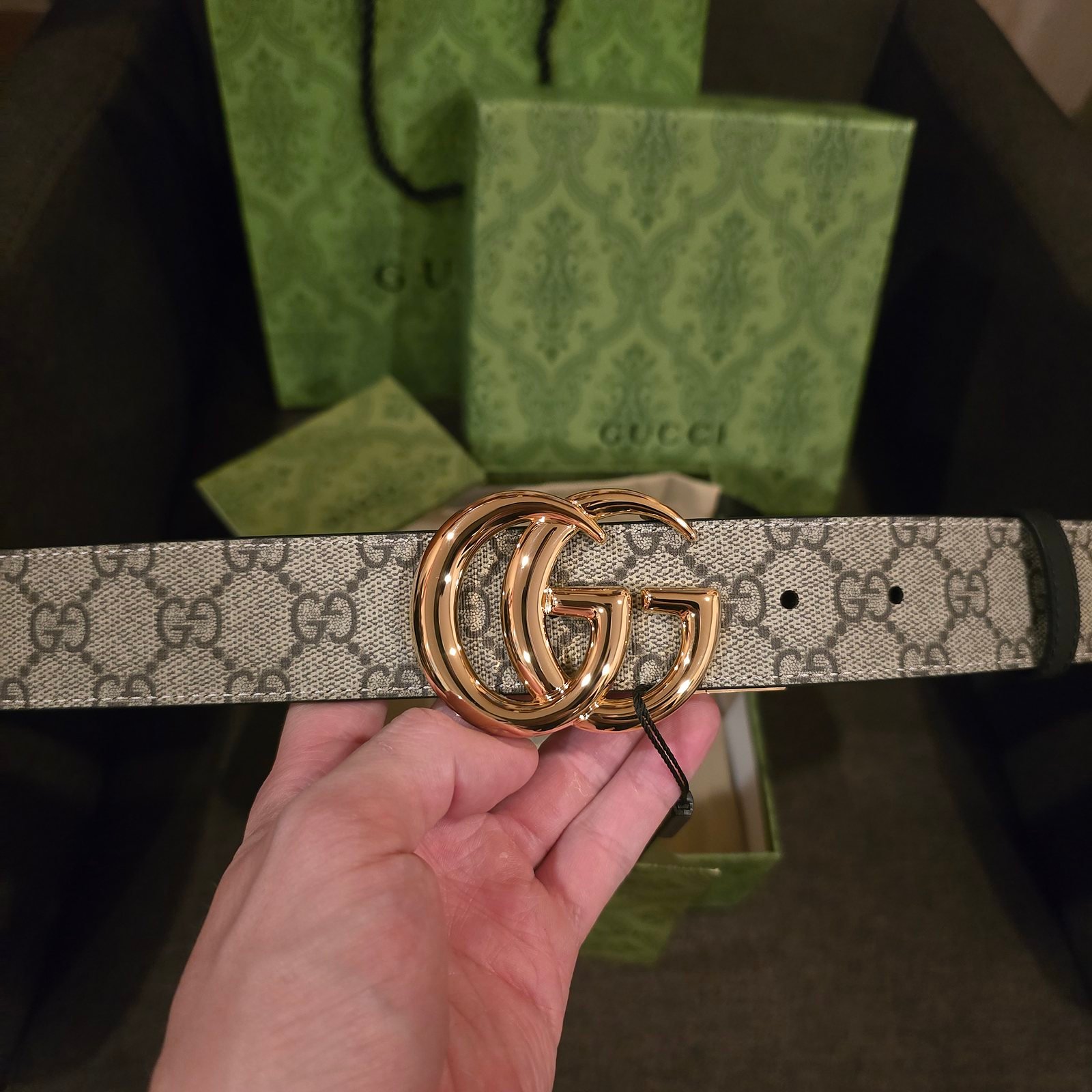 Gucci cinturón reversible lona GG Supreme hebilla Doble G dorada - Imagen 3