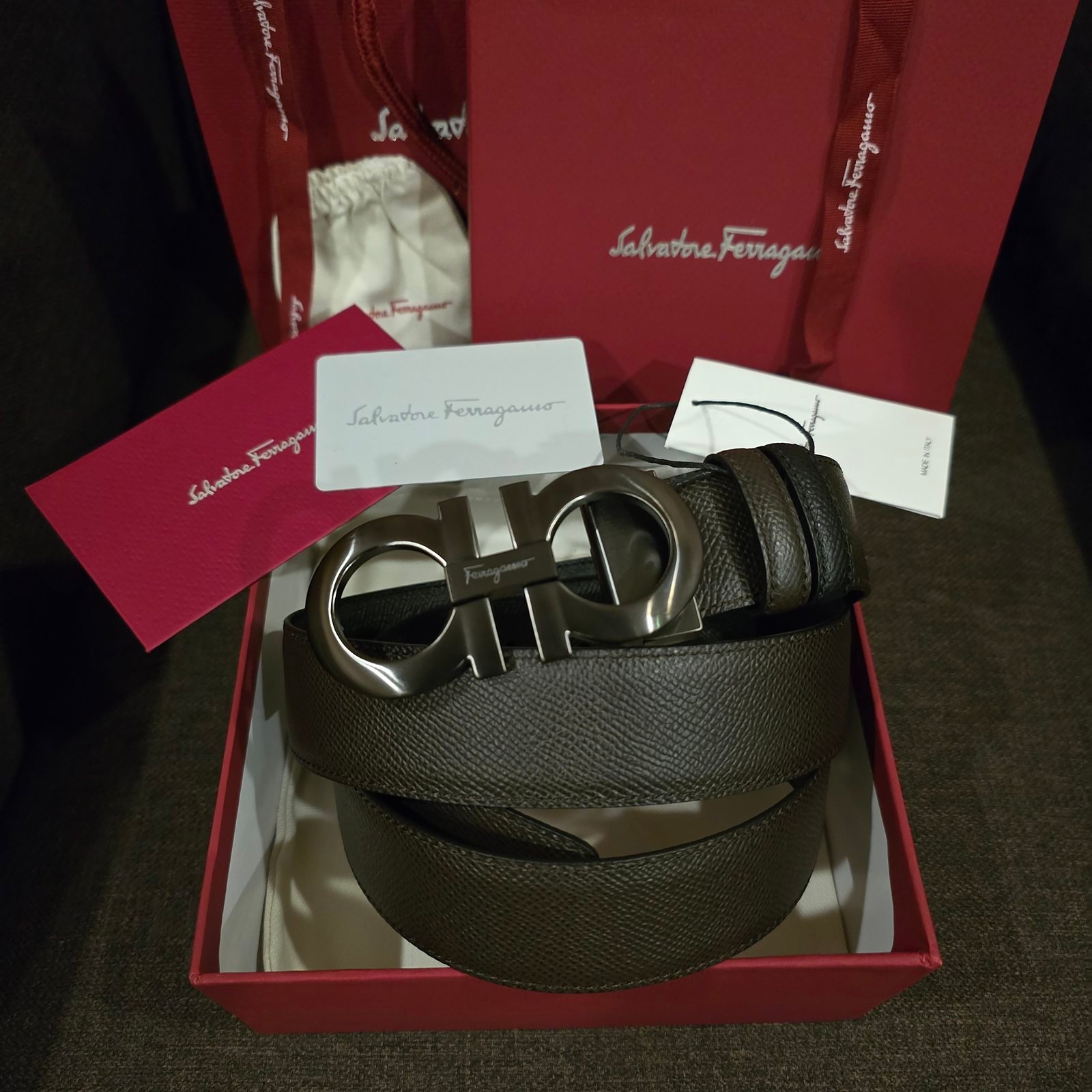 Ferragamo cinturón reversible piel lisa negra hebilla Gancini plateada intercambiable - Imagen 2