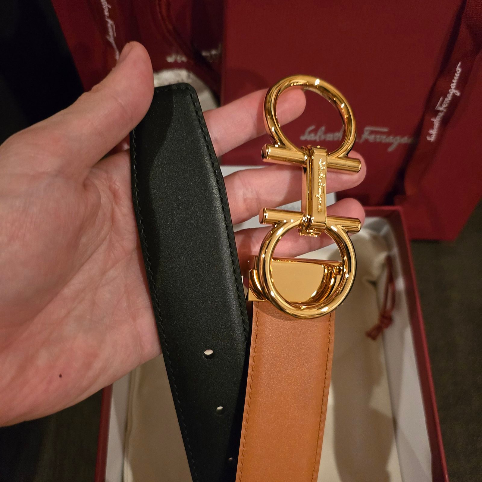 Ferragamo cinturón reversible piel lisa camel y café hebilla Gancini dorada pulida - Imagen 2