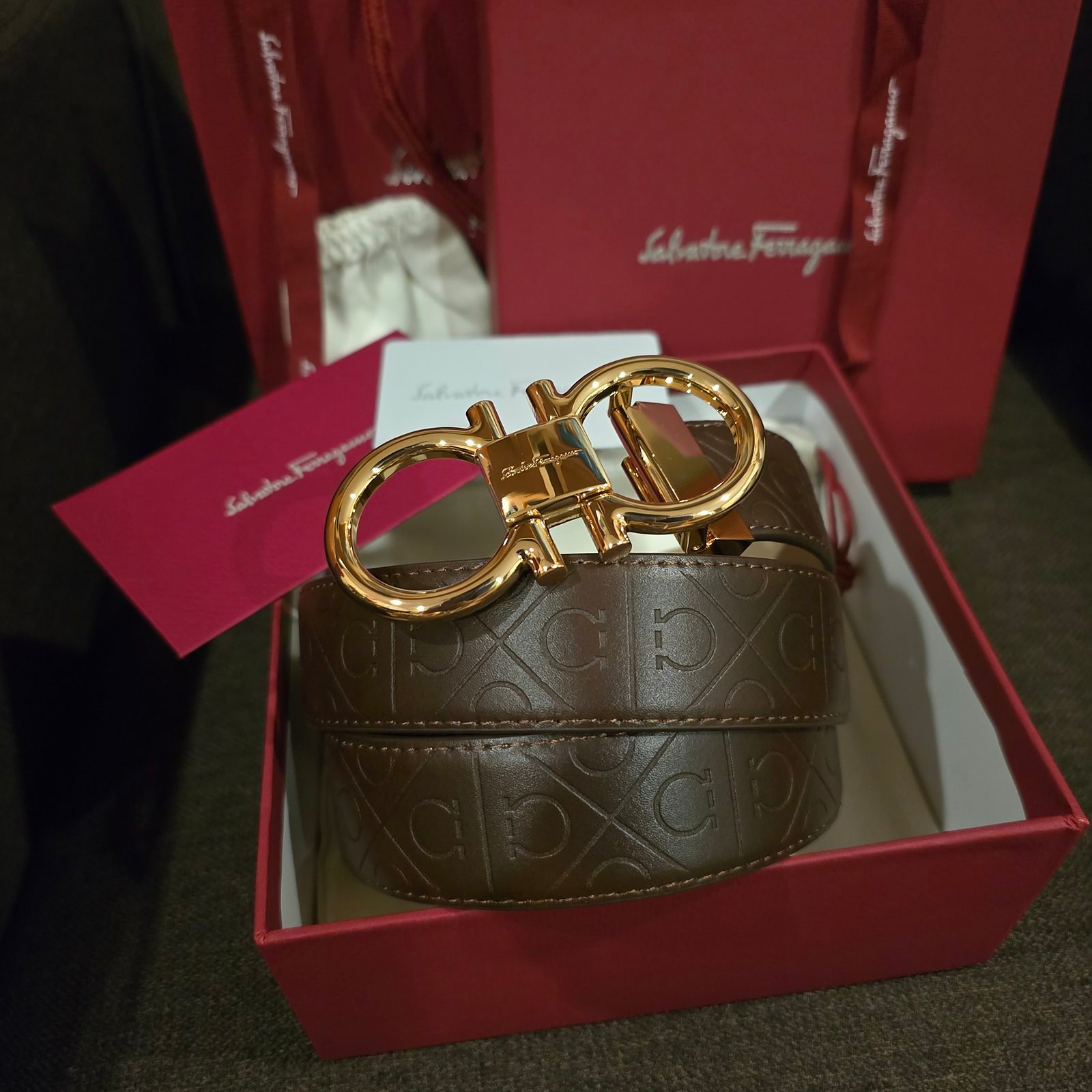 Ferragamo cinturón reversible piel café y negra con relieve Gancini hebilla dorada intercambiable