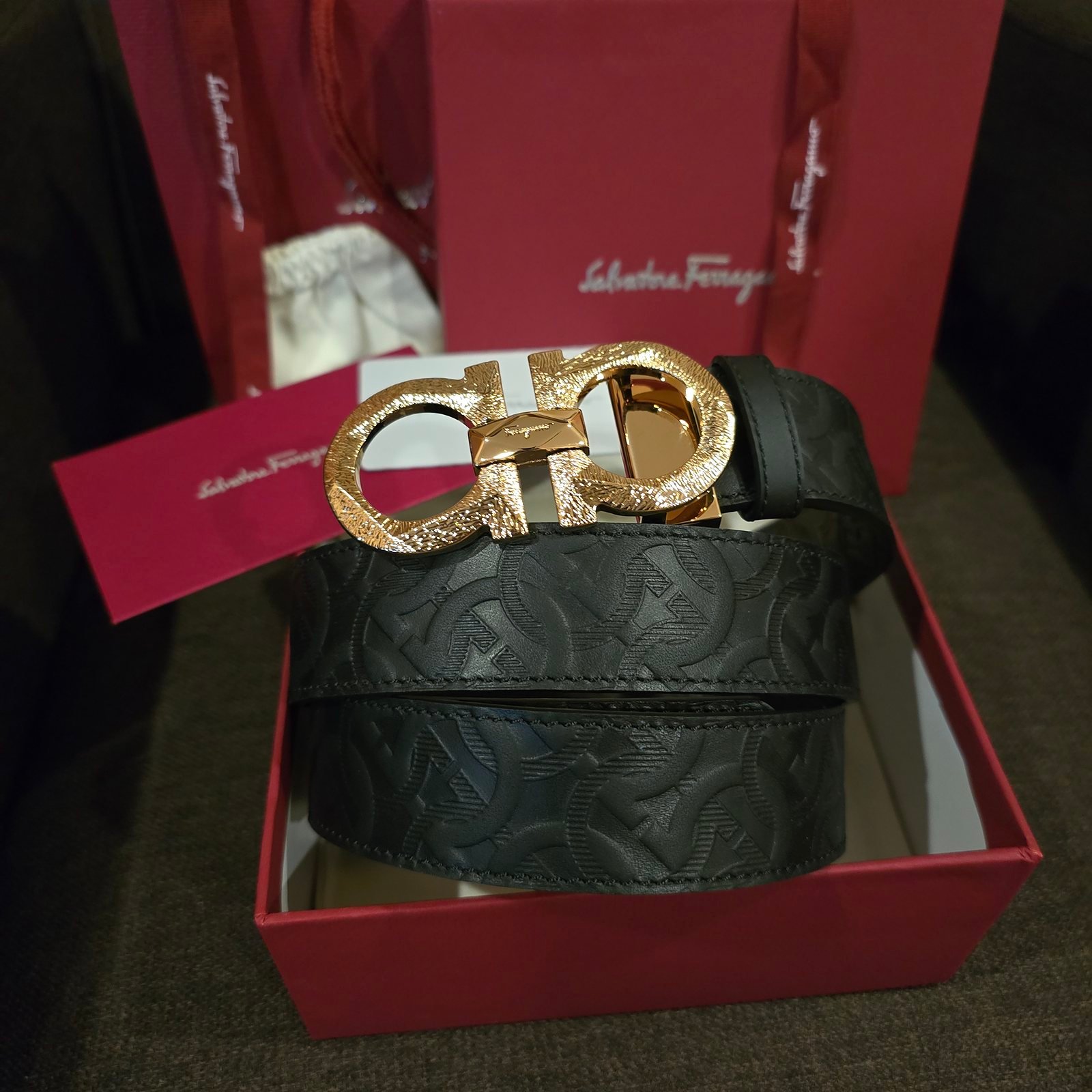 Ferragamo cinturón reversible piel negra con relieve Gancini hebilla dorada martillada