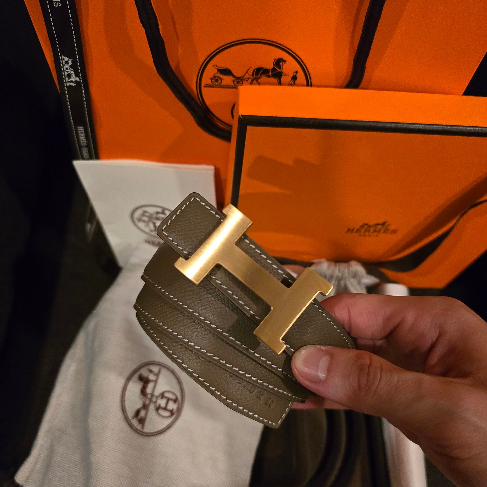 Hermès cinturón reversible piel lisa gris etoupe hebilla H dorada - Imagen 3