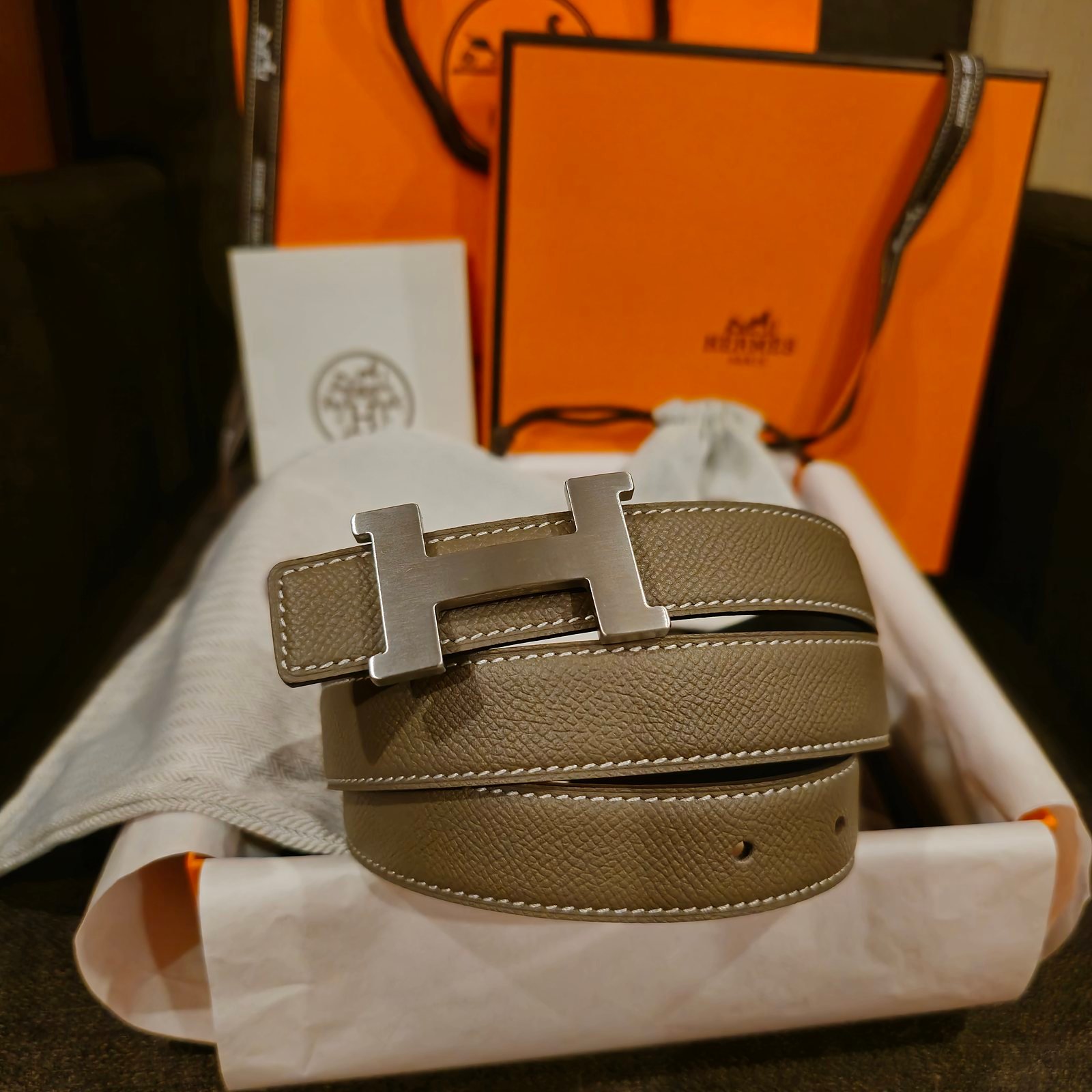 Hermès cinturón reversible piel granulada gris etoupe hebilla H plateada