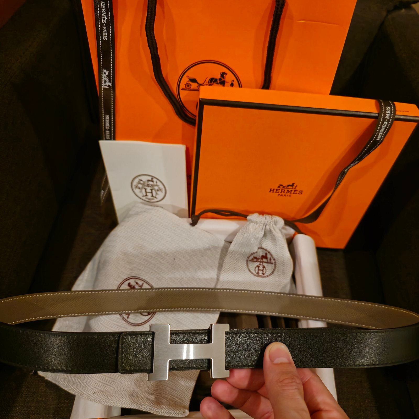 Hermès cinturón reversible piel granulada gris etoupe hebilla H plateada - Imagen 2