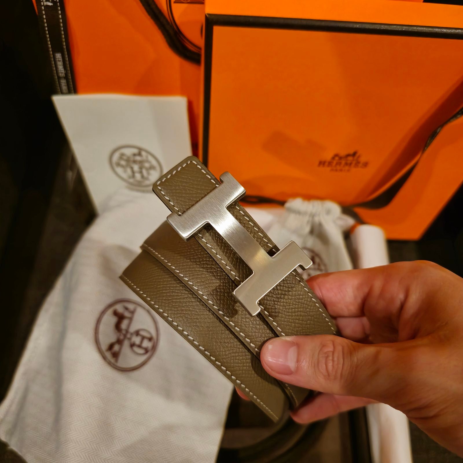 Hermès cinturón reversible piel granulada gris etoupe hebilla H plateada - Imagen 3