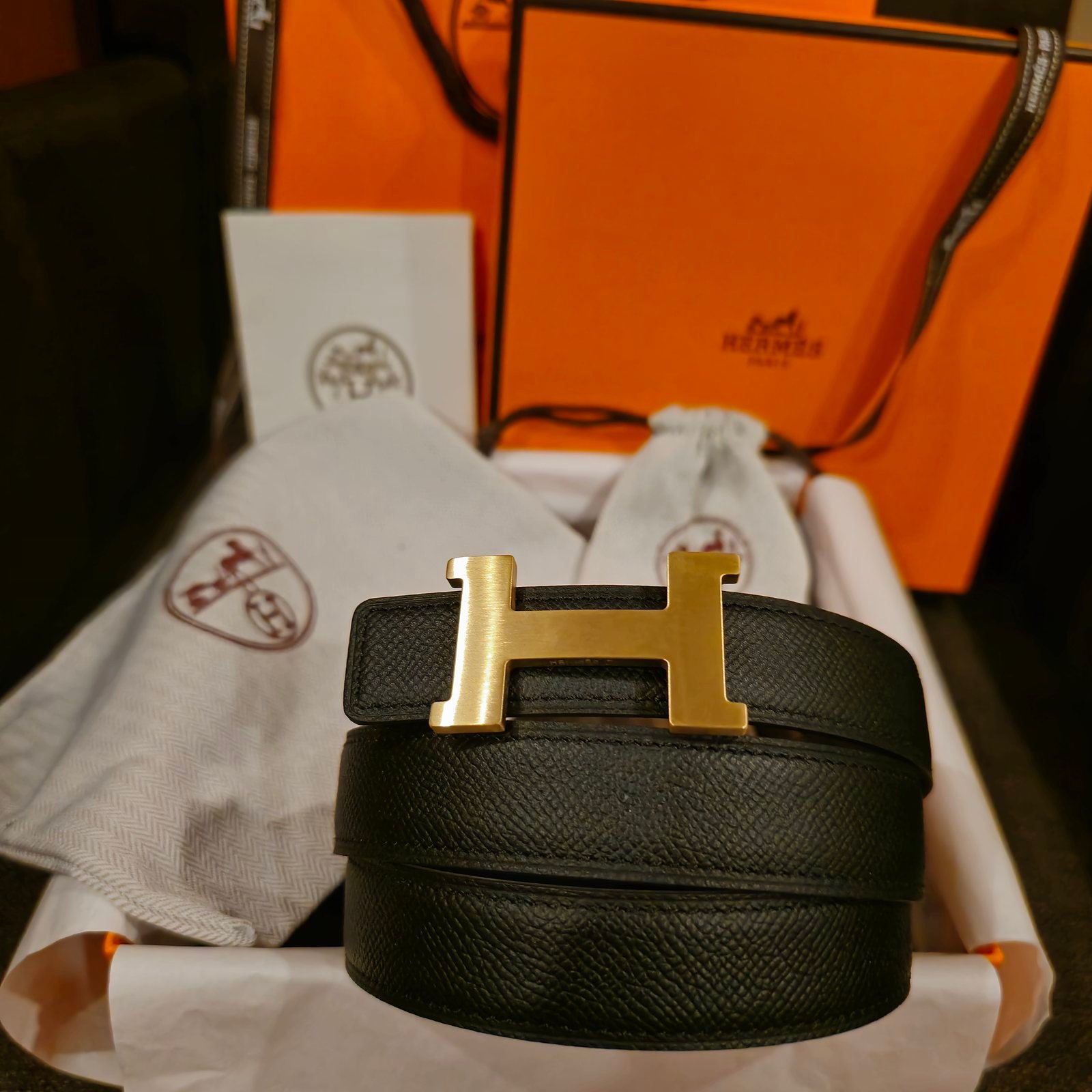 Hermès cinturón piel granulada negra hebilla H dorada