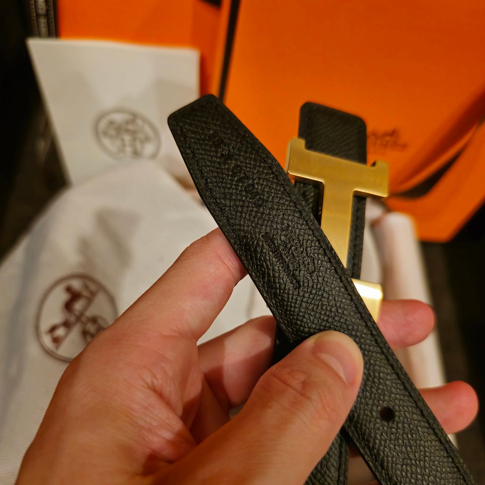 Hermès cinturón piel granulada negra hebilla H dorada - Imagen 2