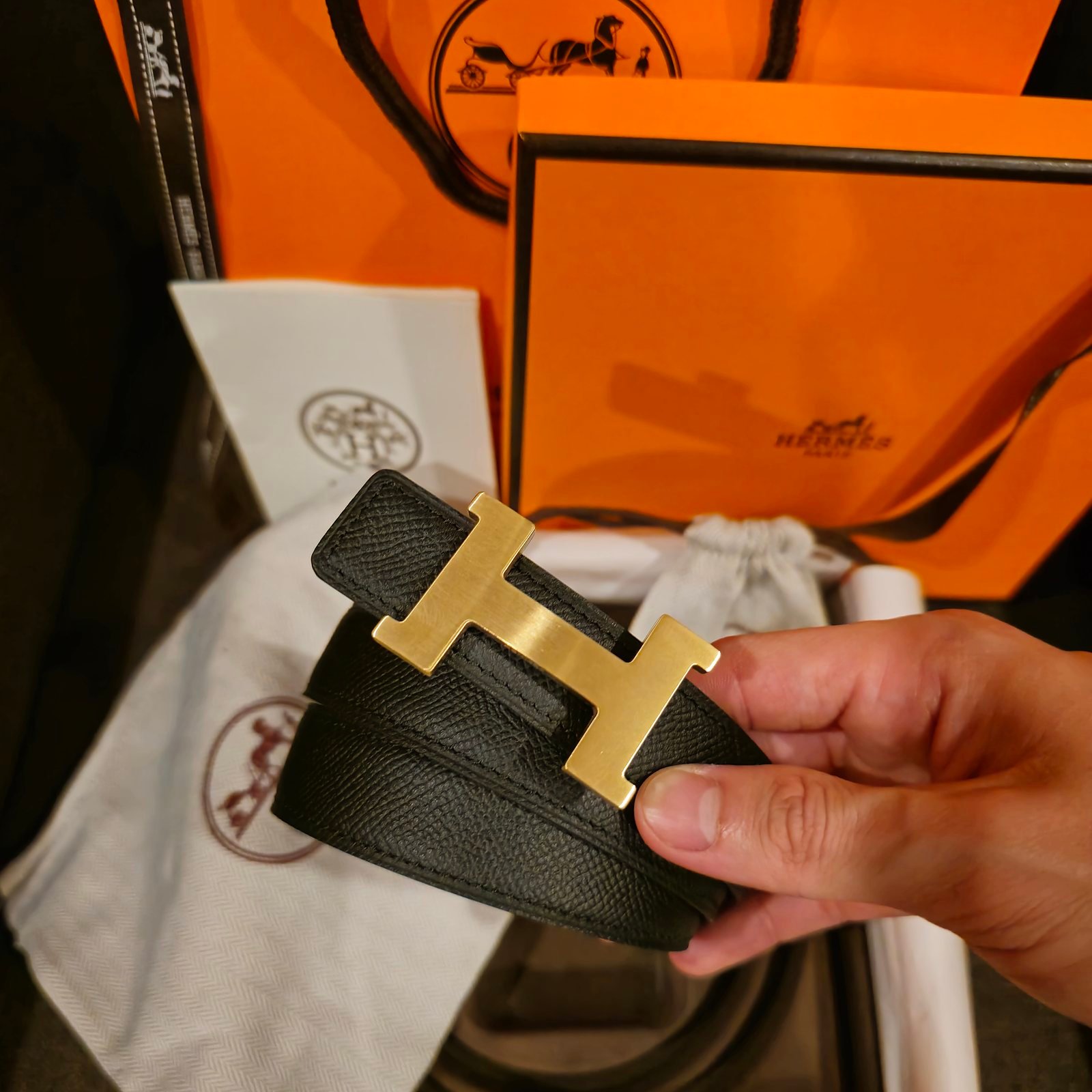 Hermès cinturón piel granulada negra hebilla H dorada - Imagen 3