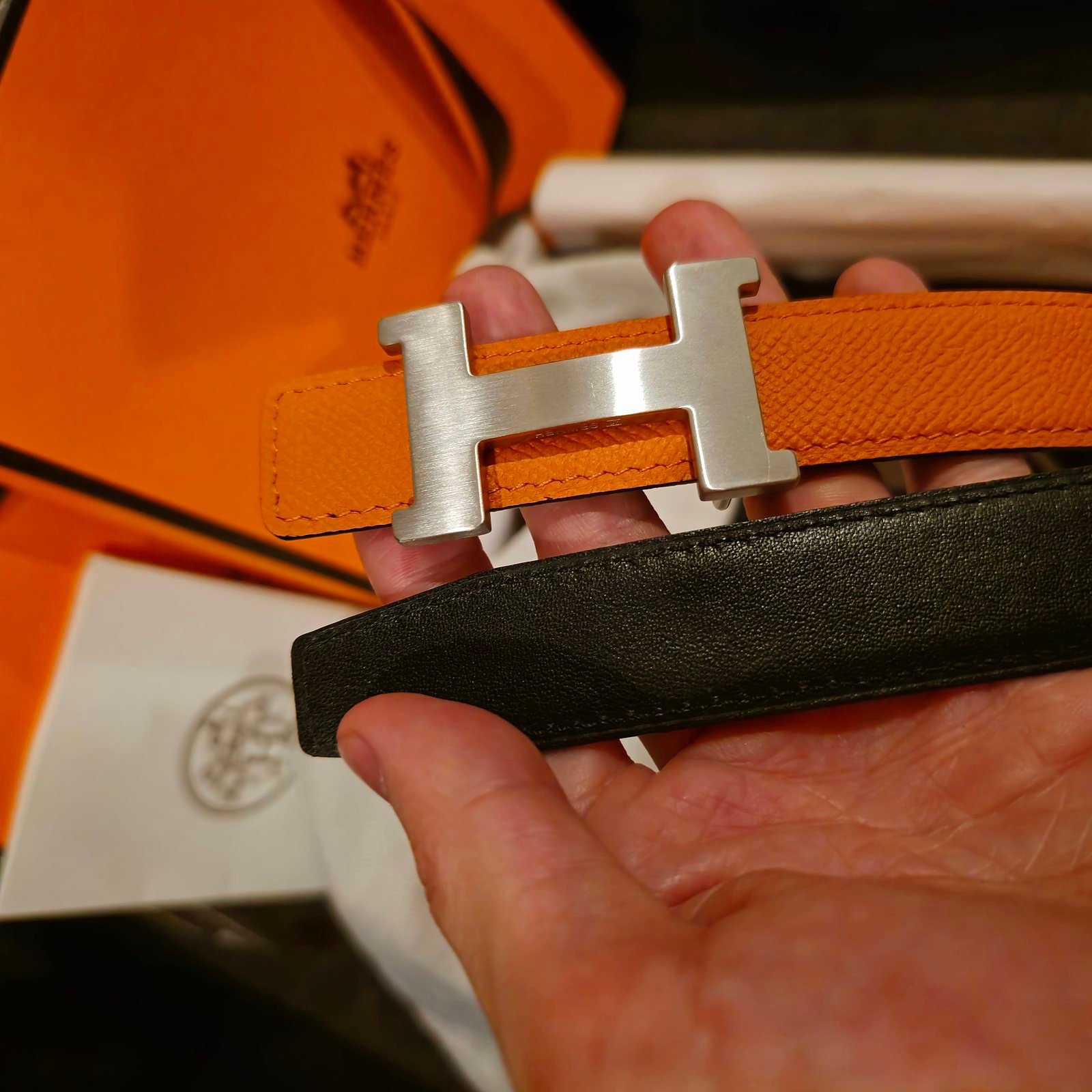 Hermès cinturón reversible piel granulada naranja hebilla H plateada - Imagen 2