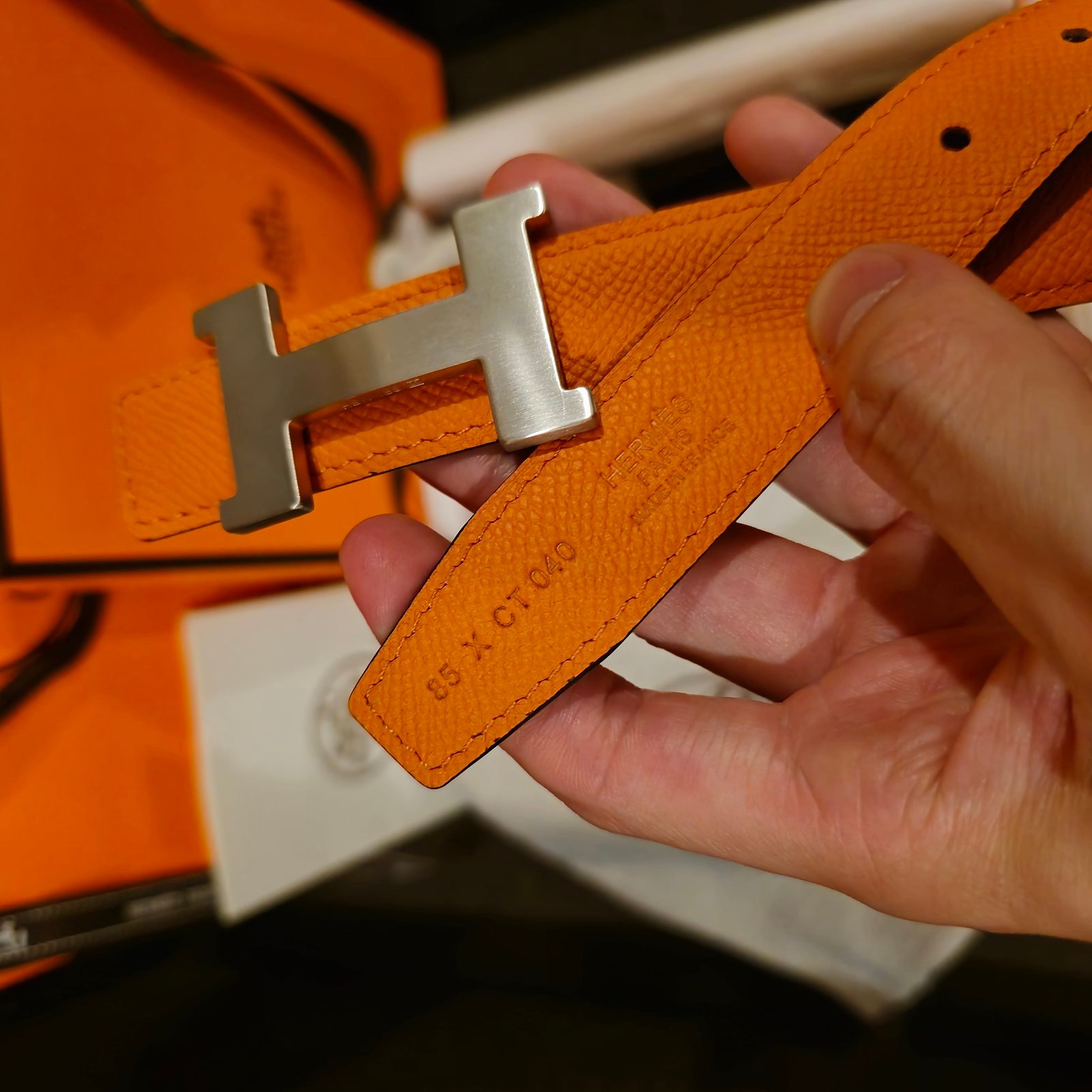 Hermès cinturón reversible piel granulada naranja hebilla H plateada - Imagen 3