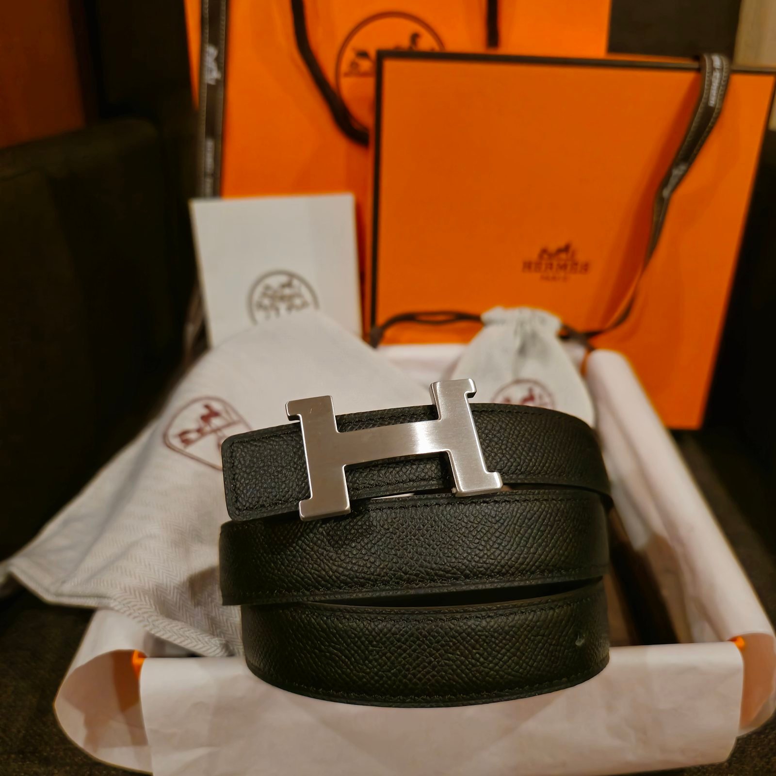 Hermès cinturón piel granulada negra hebilla H plateada