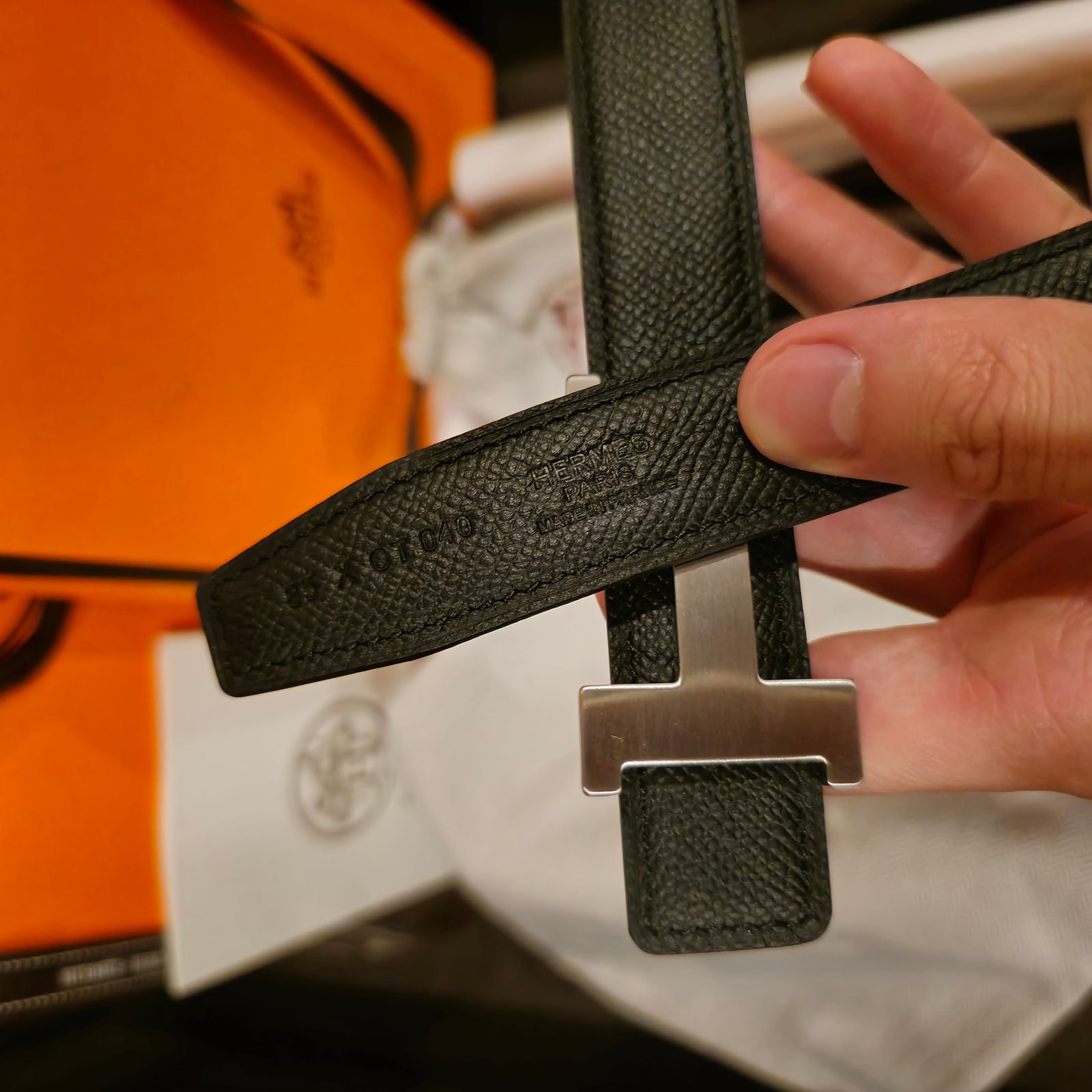 Hermès cinturón piel granulada negra hebilla H plateada - Imagen 2