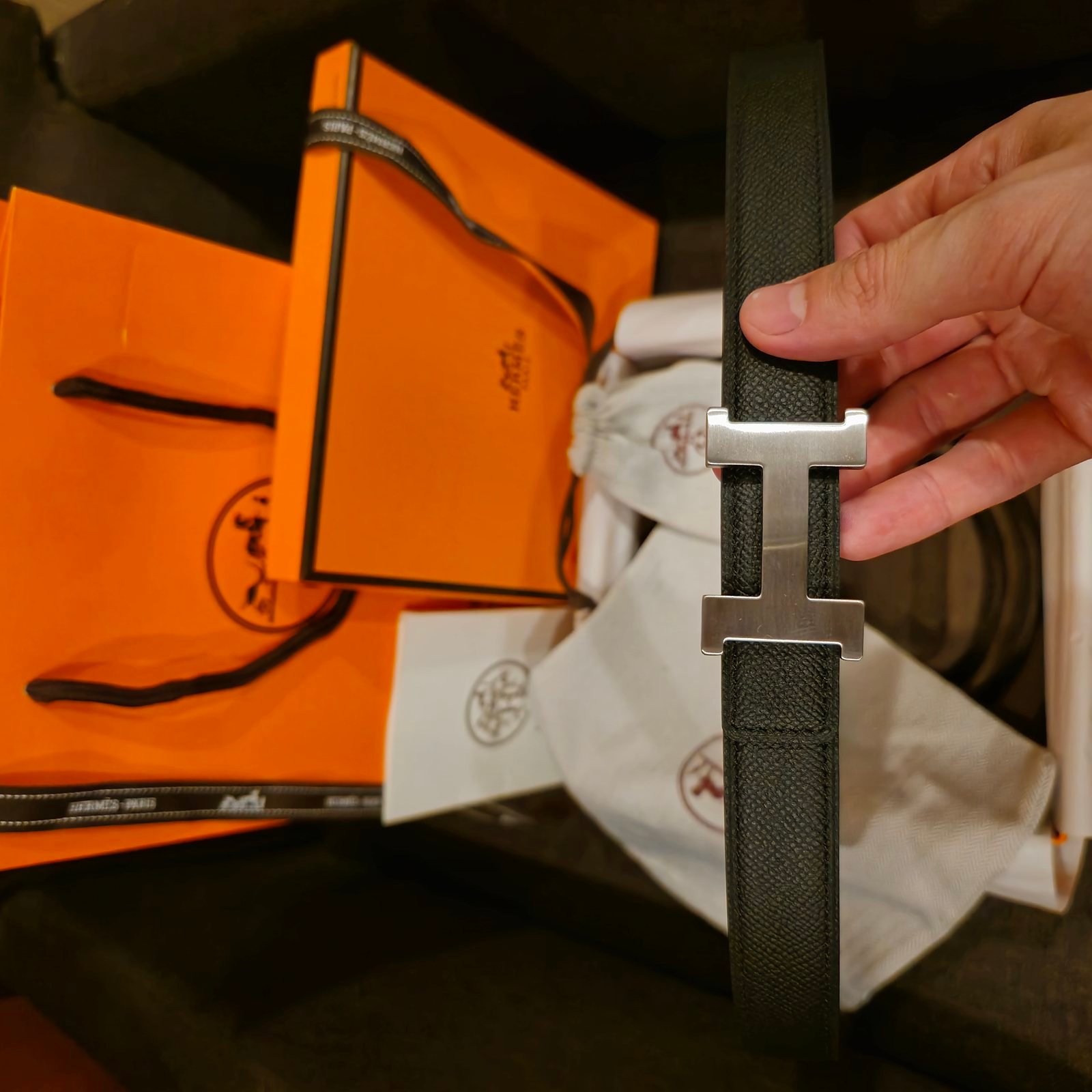 Hermès cinturón piel granulada negra hebilla H plateada - Imagen 3