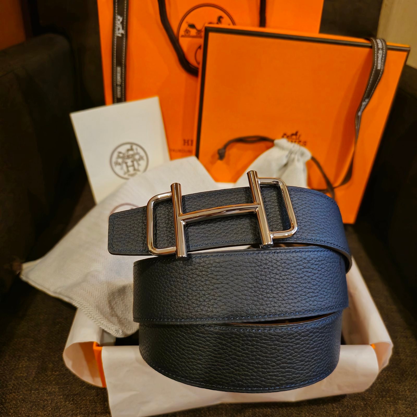 Hermès cinturón reversible piel granulada azul y negra brillante con pespunte blanco hebilla rectangular plateada