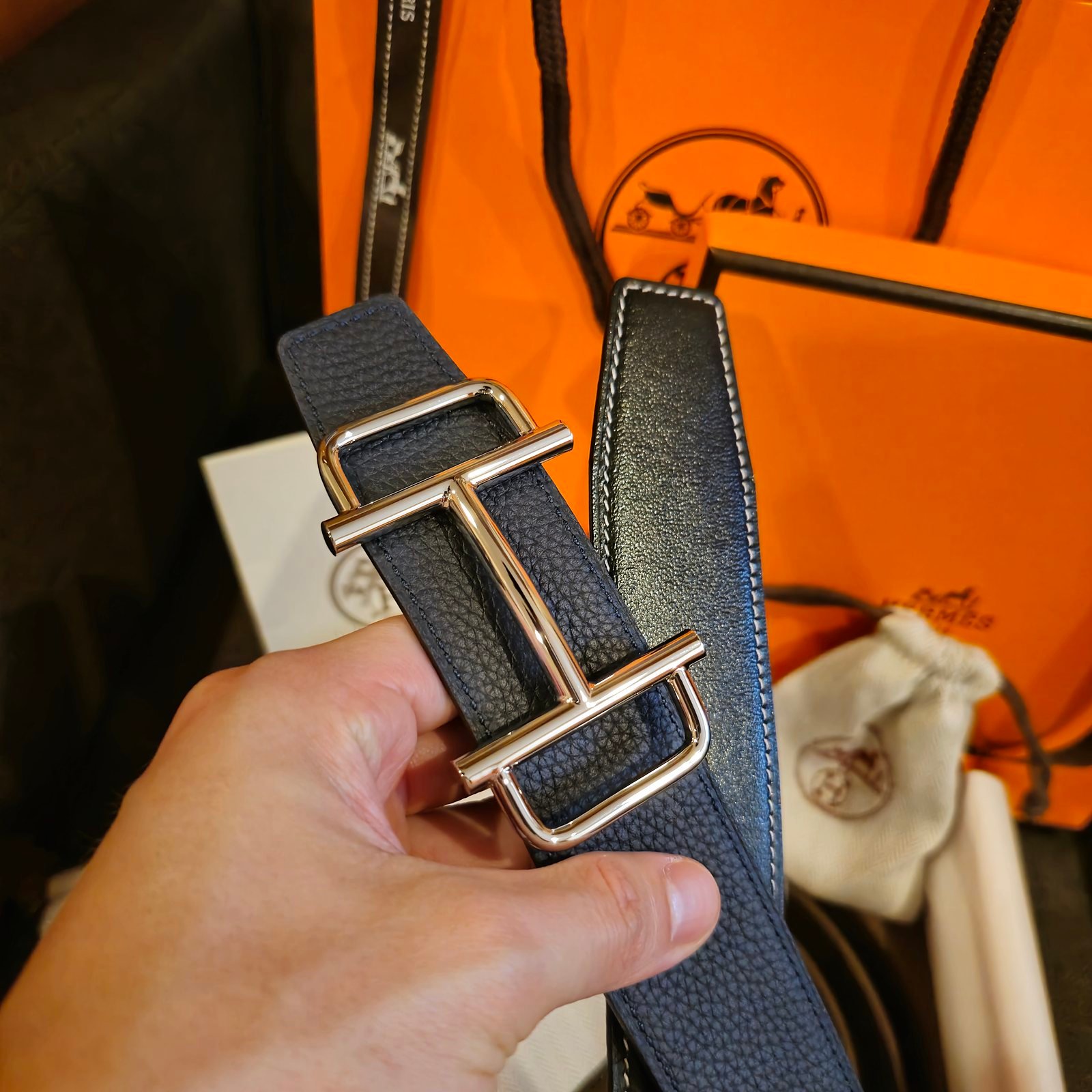 Hermès cinturón reversible piel granulada azul y negra brillante con pespunte blanco hebilla rectangular plateada - Imagen 2