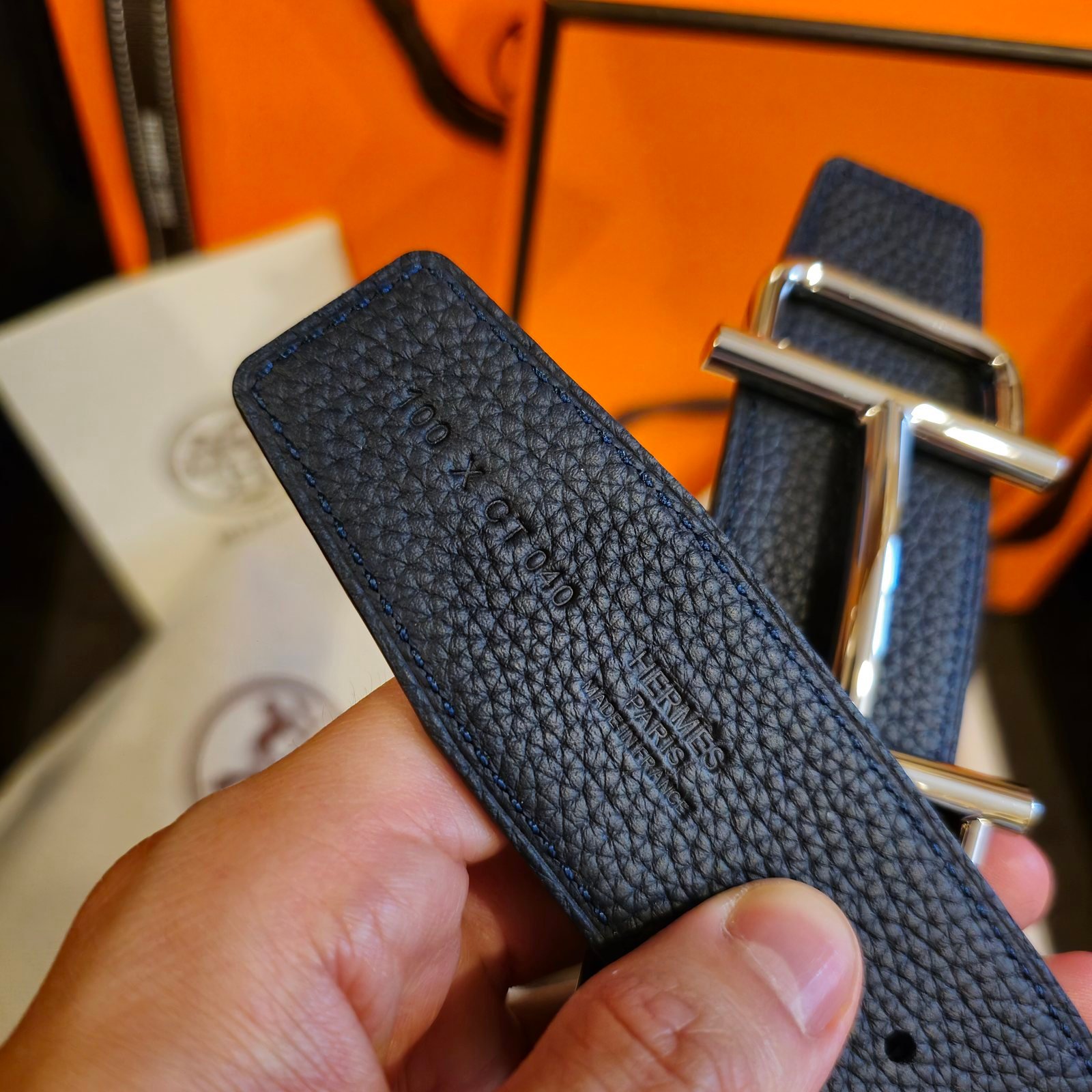 Hermès cinturón reversible piel granulada azul y negra brillante con pespunte blanco hebilla rectangular plateada - Imagen 3