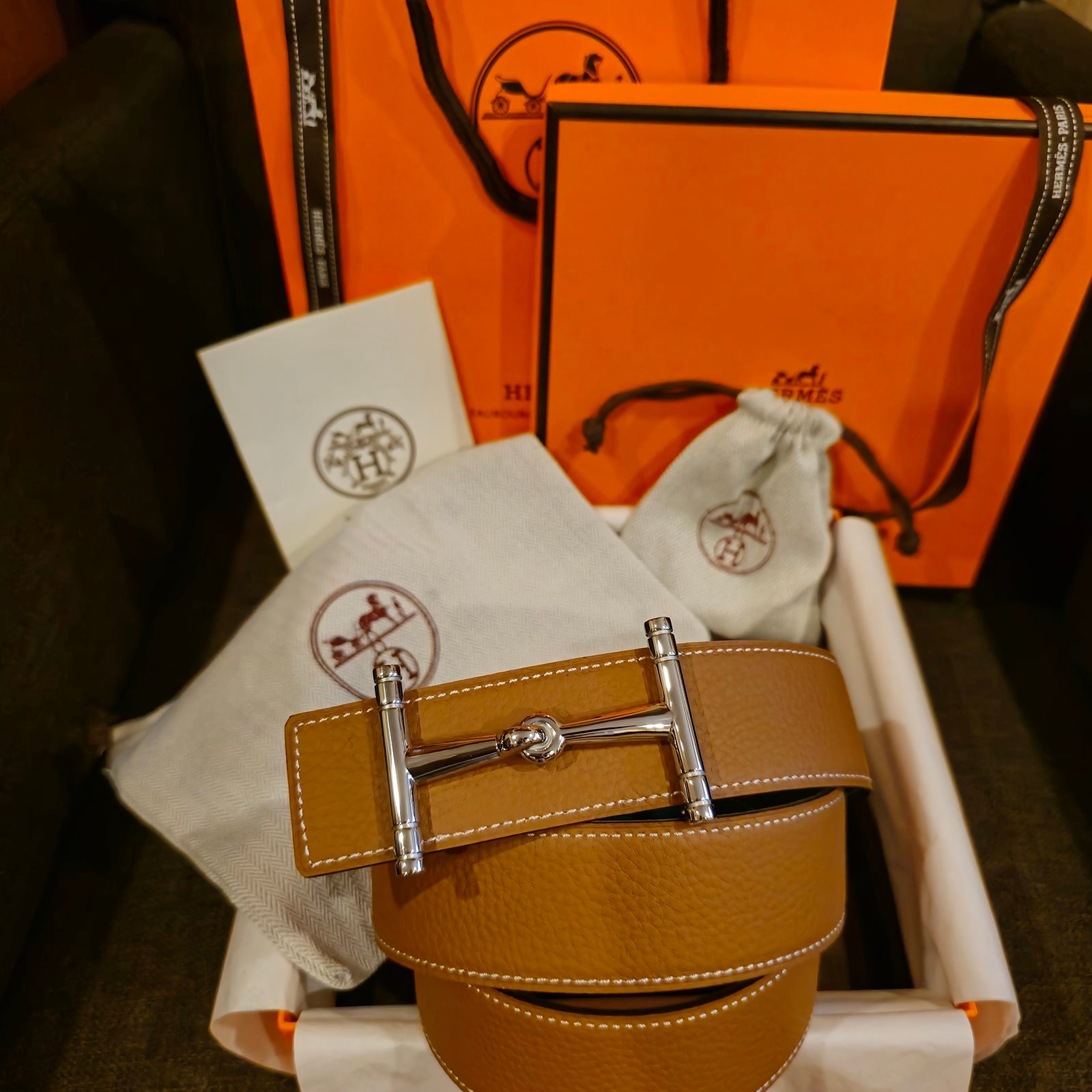 Hermès cinturón reversible piel granulada camel y azul aguamarina hebilla rectangular plateada - Imagen 2