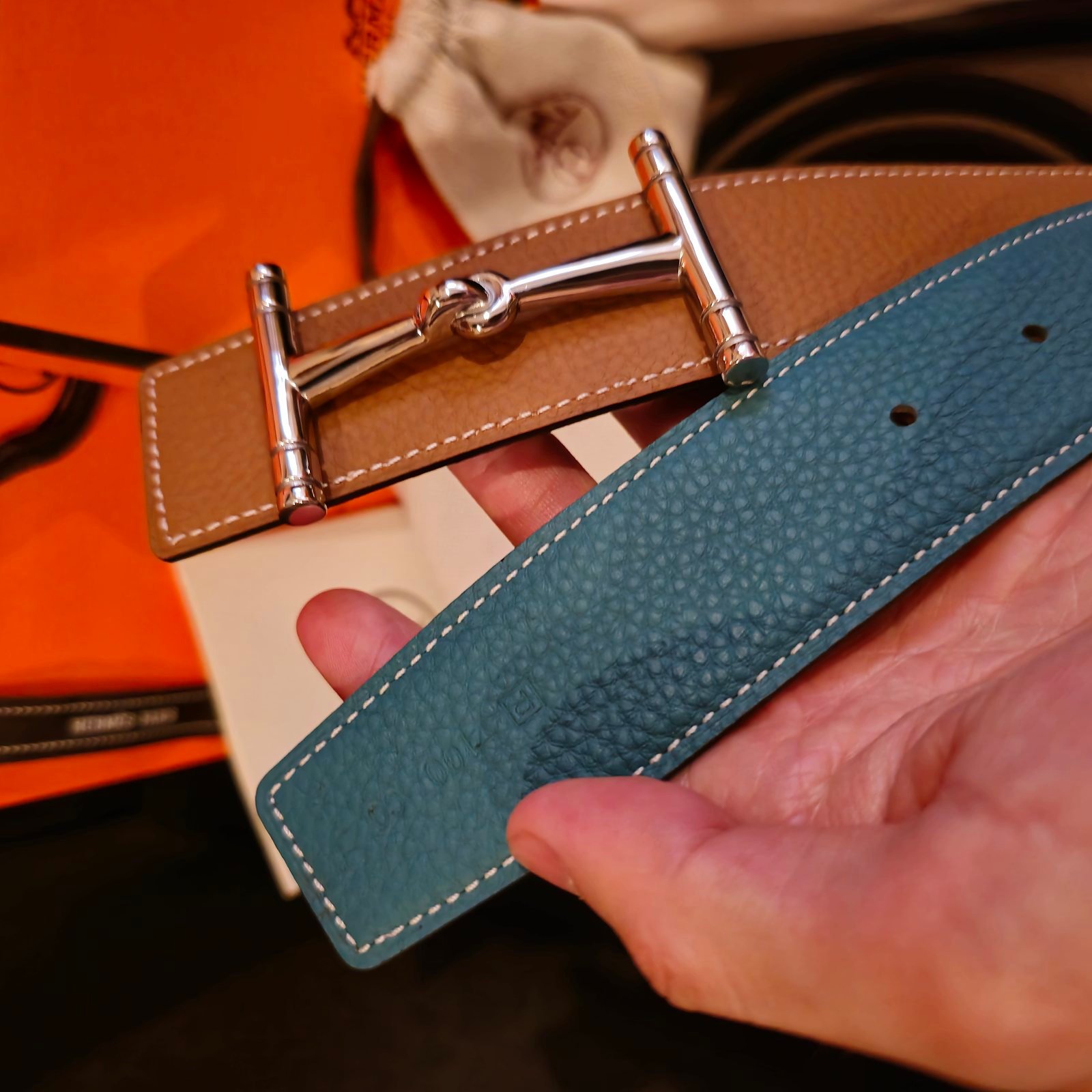 Hermès cinturón reversible piel granulada camel y azul aguamarina hebilla rectangular plateada - Imagen 3
