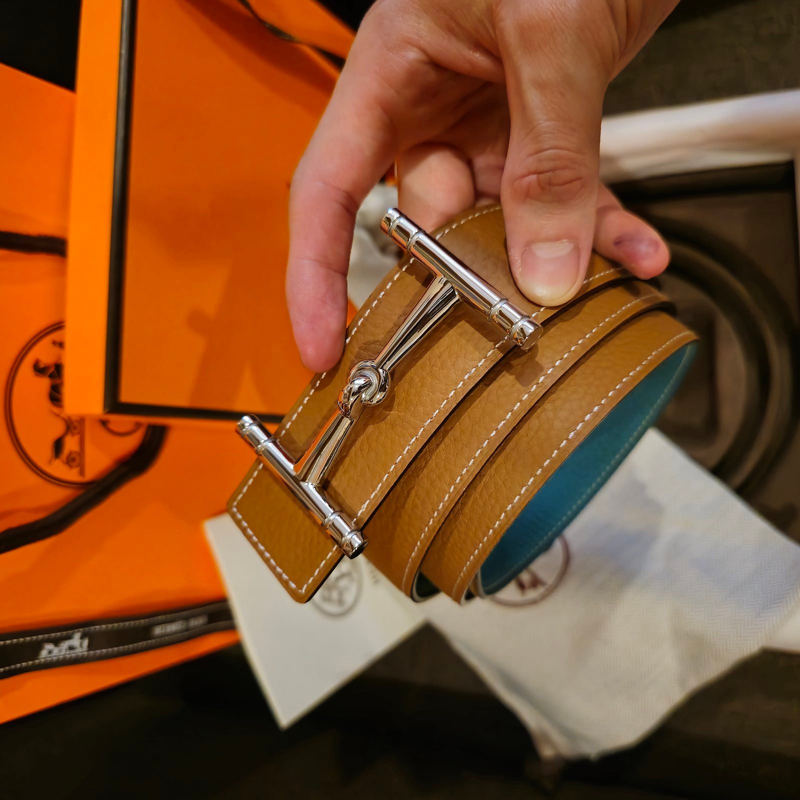 Hermès cinturón reversible piel granulada camel y azul aguamarina hebilla rectangular plateada - Imagen 4