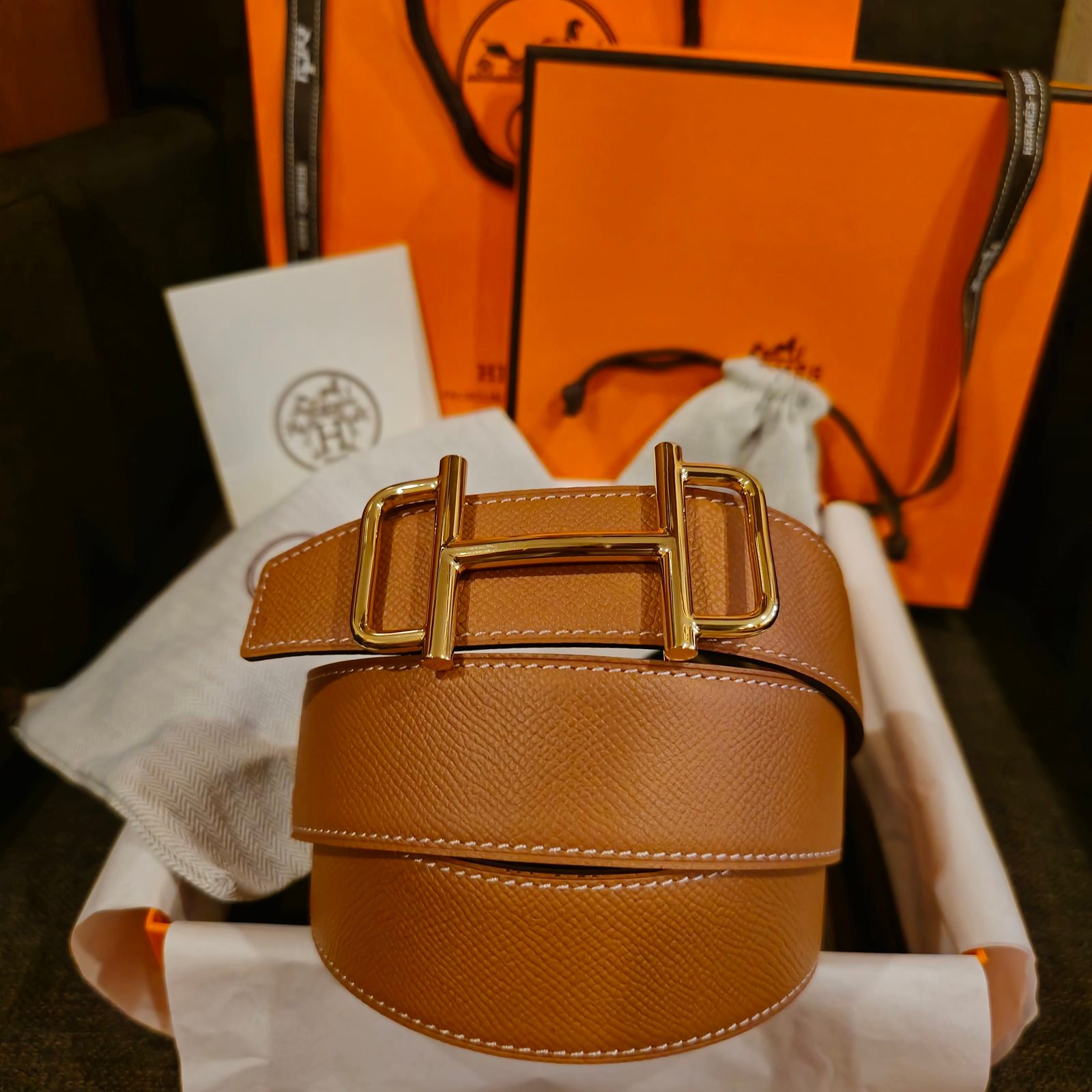 Hermès cinturón reversible piel granulada camel y lisa roja hebilla dorada