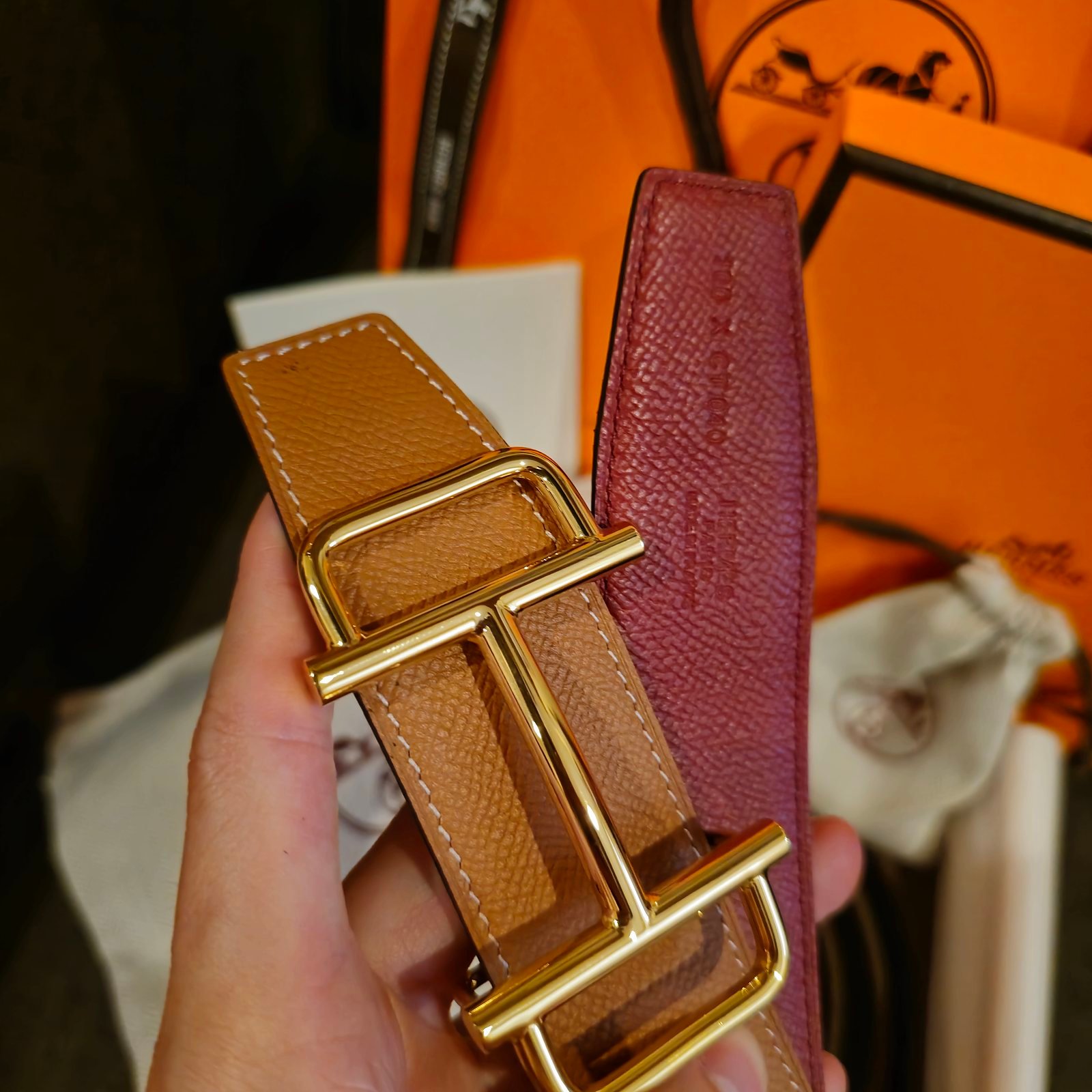 Hermès cinturón reversible piel granulada camel y lisa roja hebilla dorada - Imagen 2