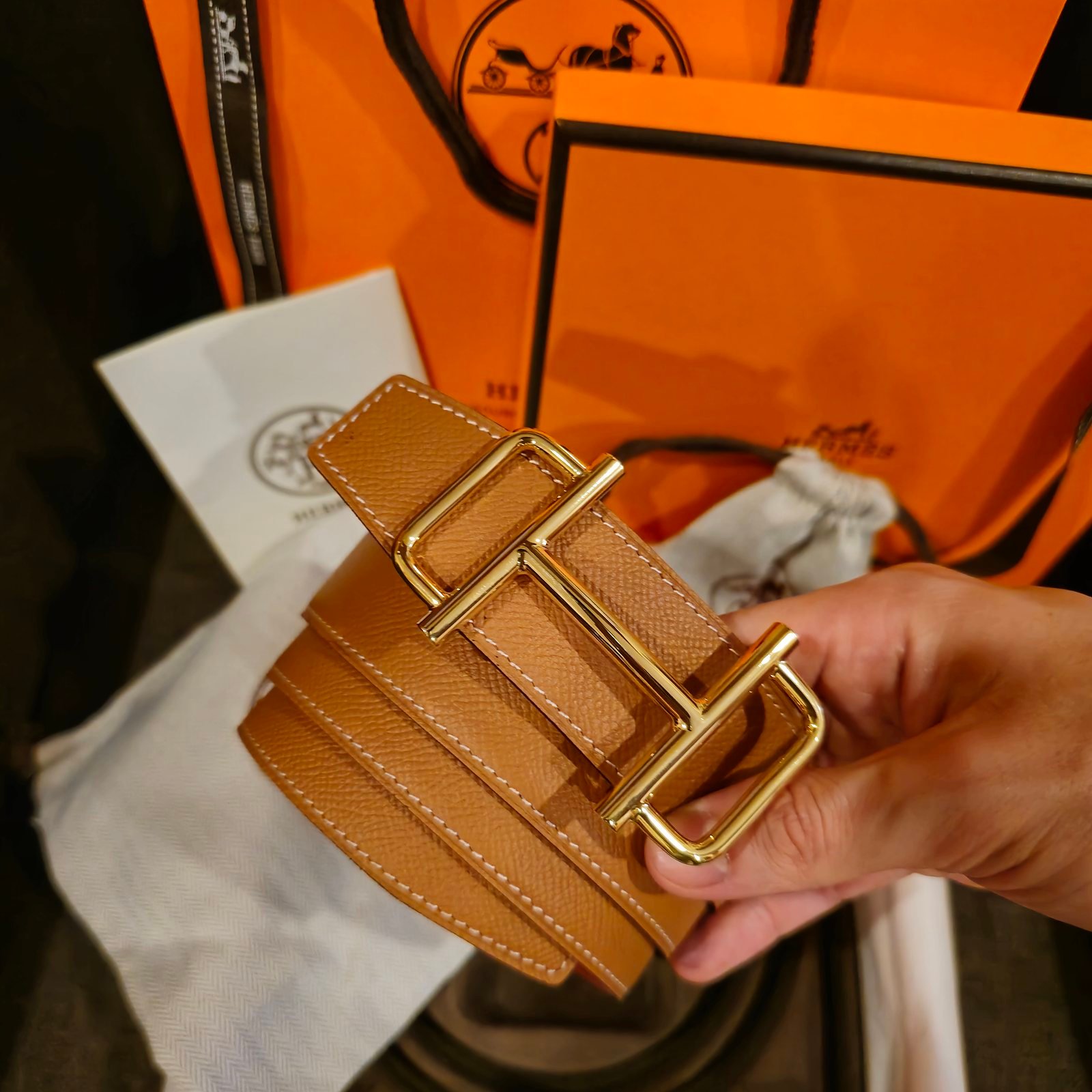Hermès cinturón reversible piel granulada camel y lisa roja hebilla dorada - Imagen 3