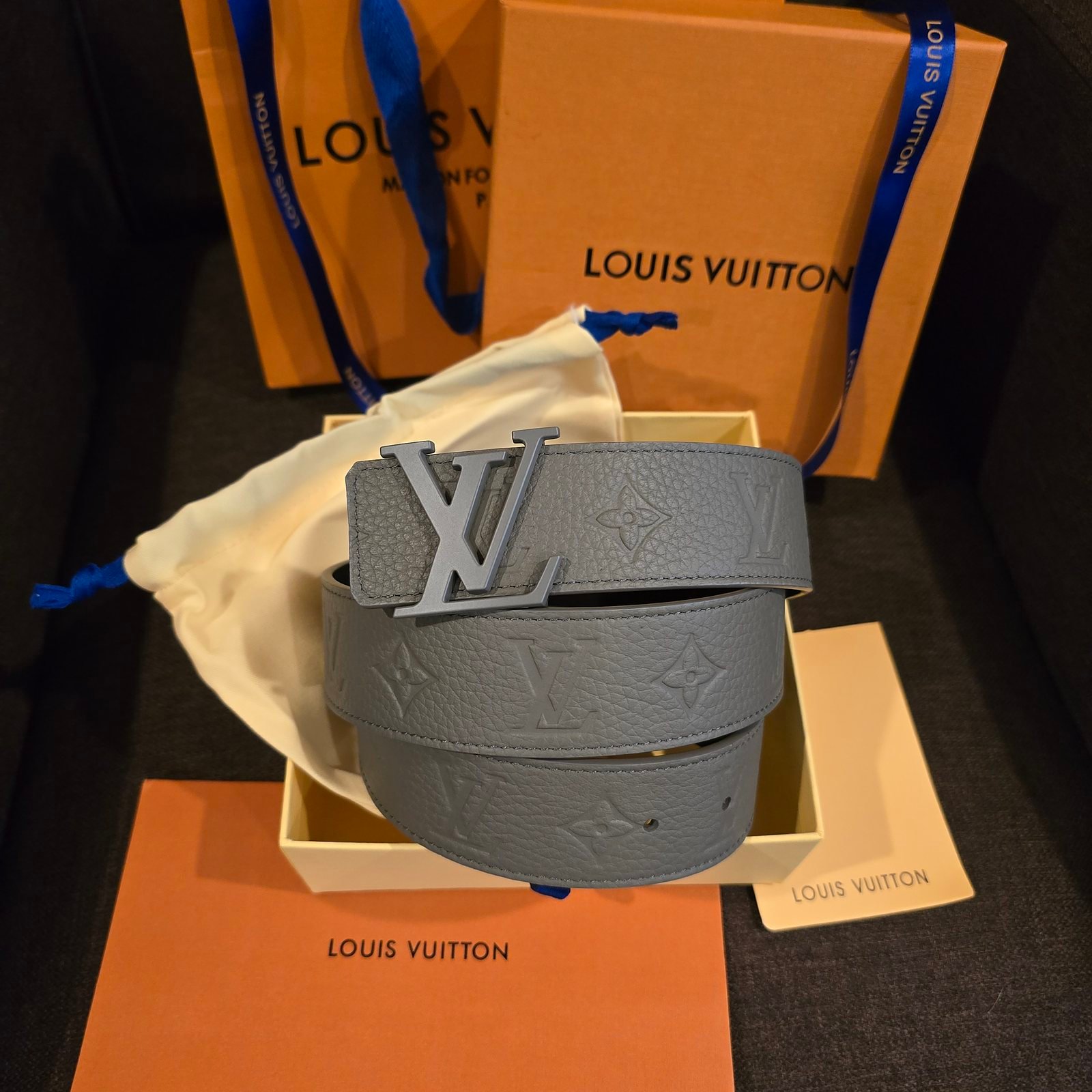 Louis Vuitton cinturón LV Initiales reversible piel Taurillon gris con Monogram repujado