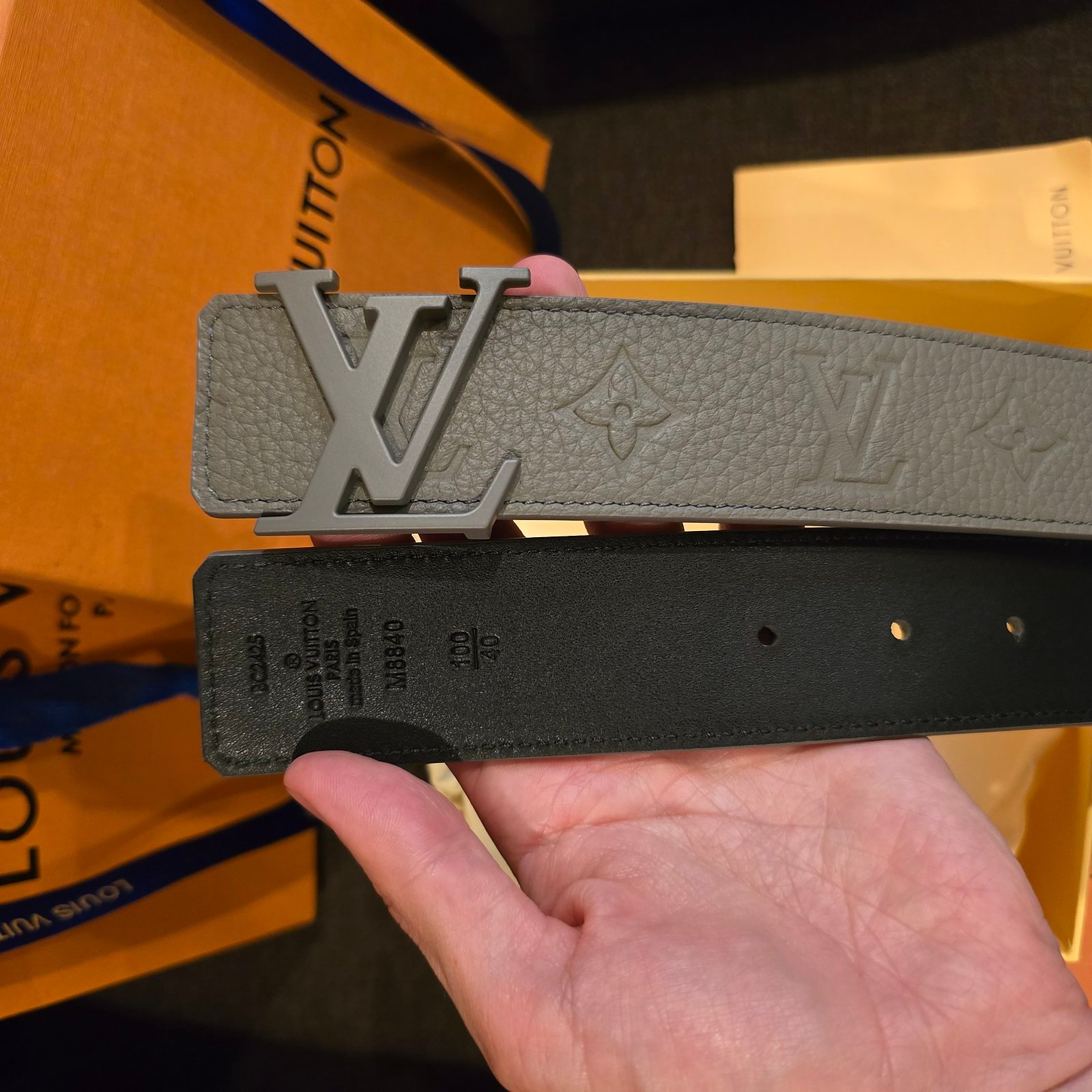Louis Vuitton cinturón LV Initiales reversible piel Taurillon gris con Monogram repujado - Imagen 2