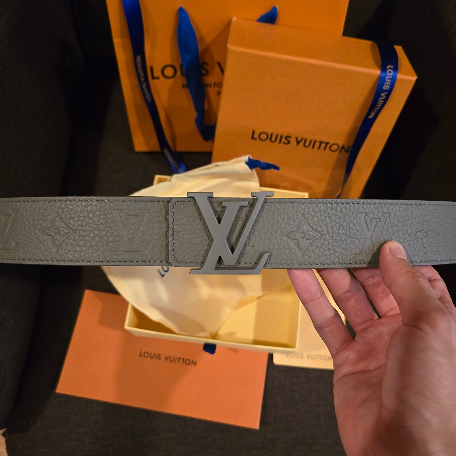 Louis Vuitton cinturón LV Initiales reversible piel Taurillon gris con Monogram repujado - Imagen 3