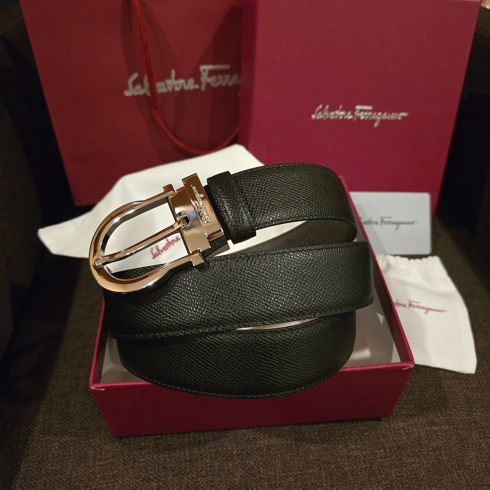 Ferragamo cinturón reversible piel negra texturizada hebilla de herradura plateada