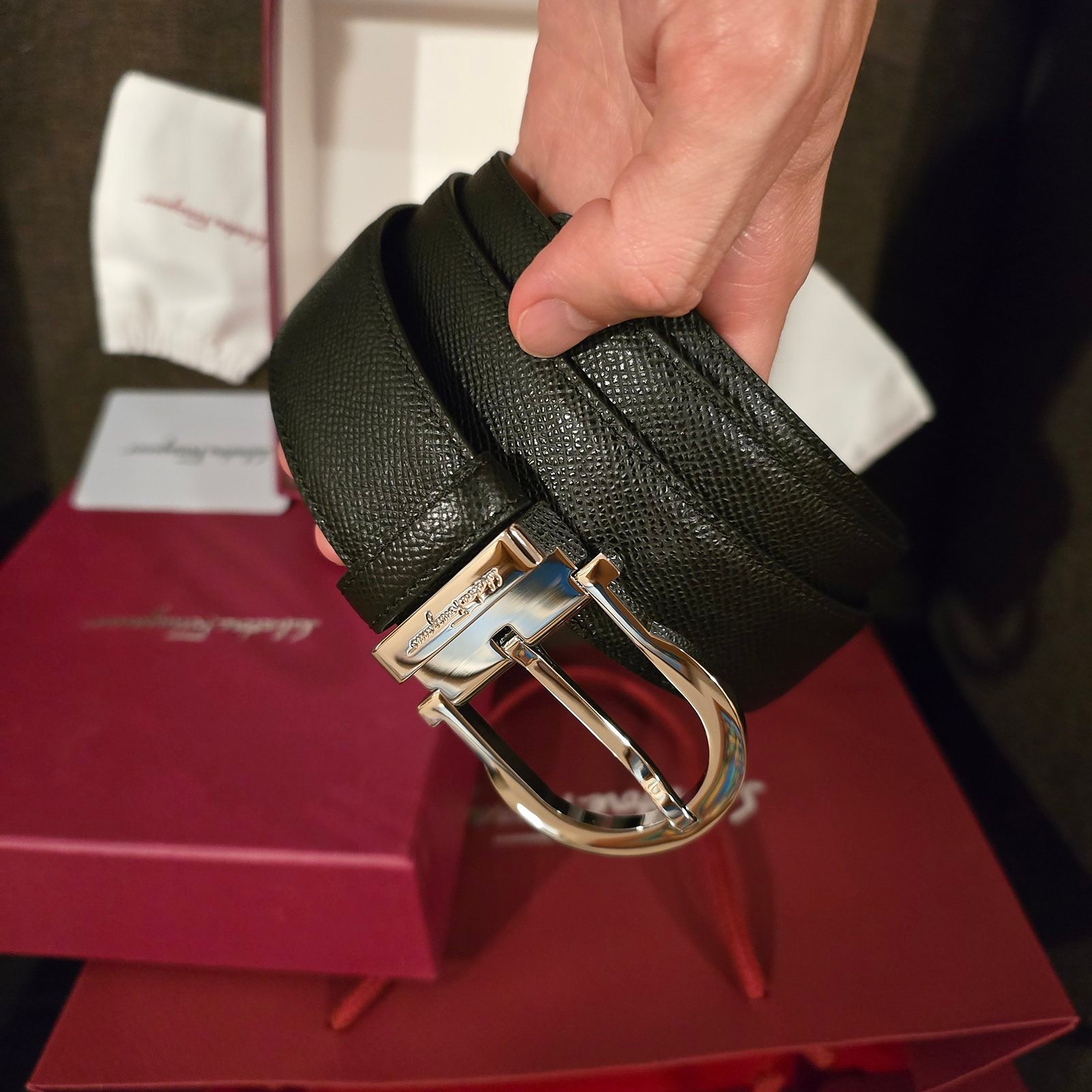 Ferragamo cinturón reversible piel negra texturizada hebilla de herradura plateada - Imagen 2