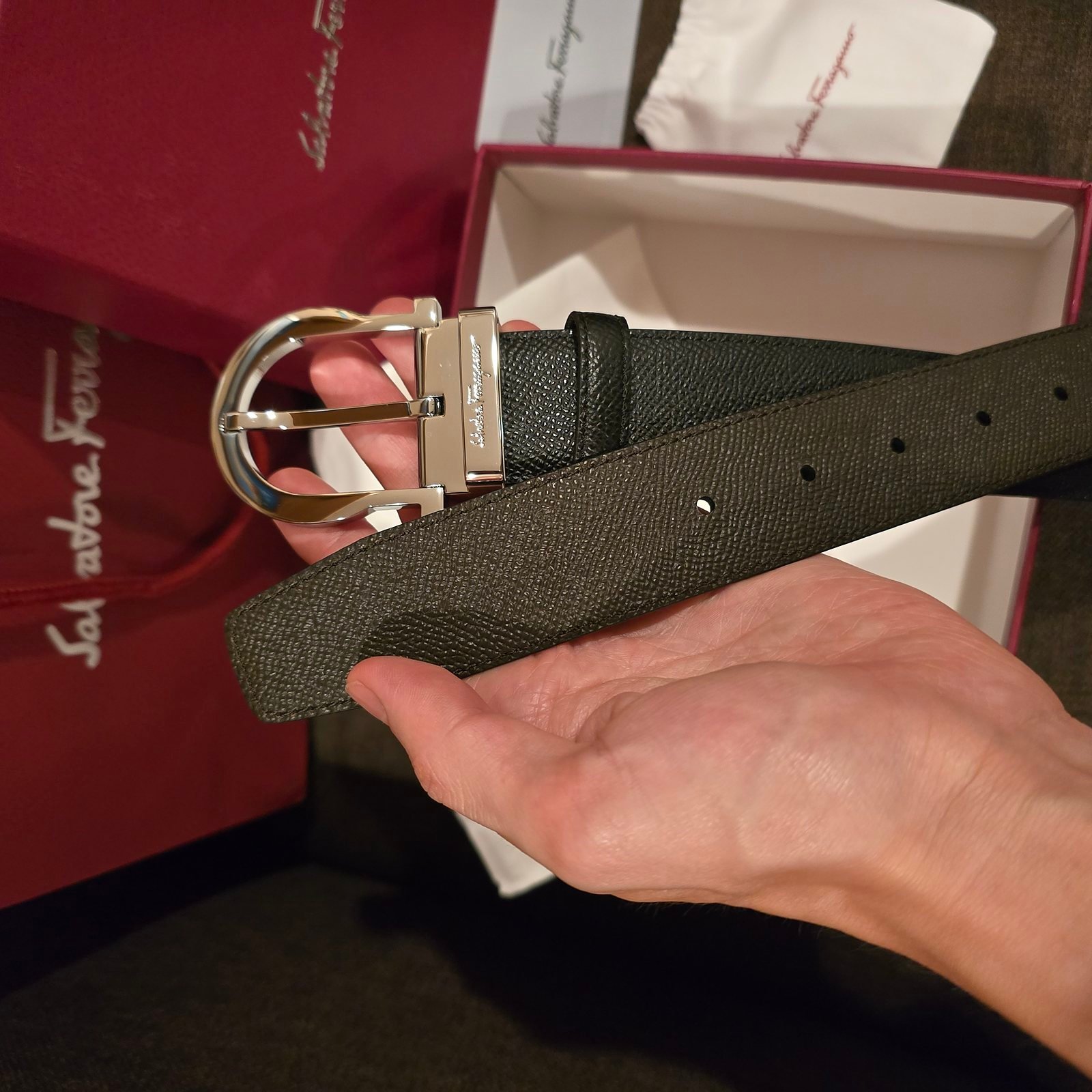 Ferragamo cinturón reversible piel negra texturizada hebilla de herradura plateada - Imagen 3