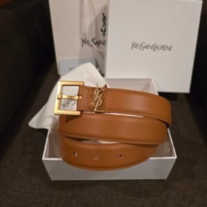 Saint Laurent cinturón piel camel hebilla cuadrada y monograma YSL dorados