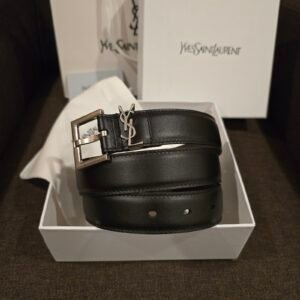 Saint Laurent cinturón piel negra hebilla cuadrada y monograma YSL plateados
