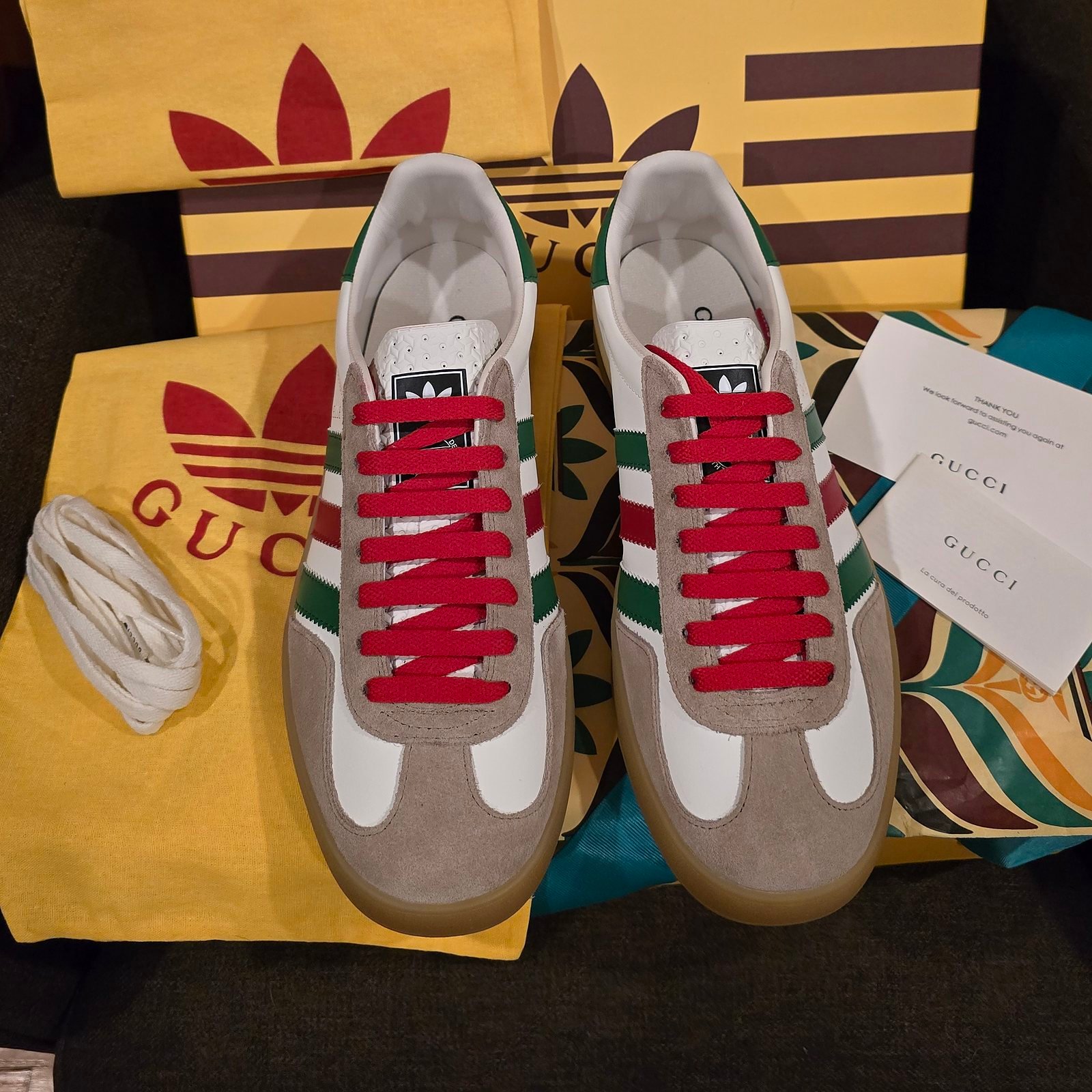 Gucci x adidas tenis Gazelle ante gris con banda Web - Imagen 2