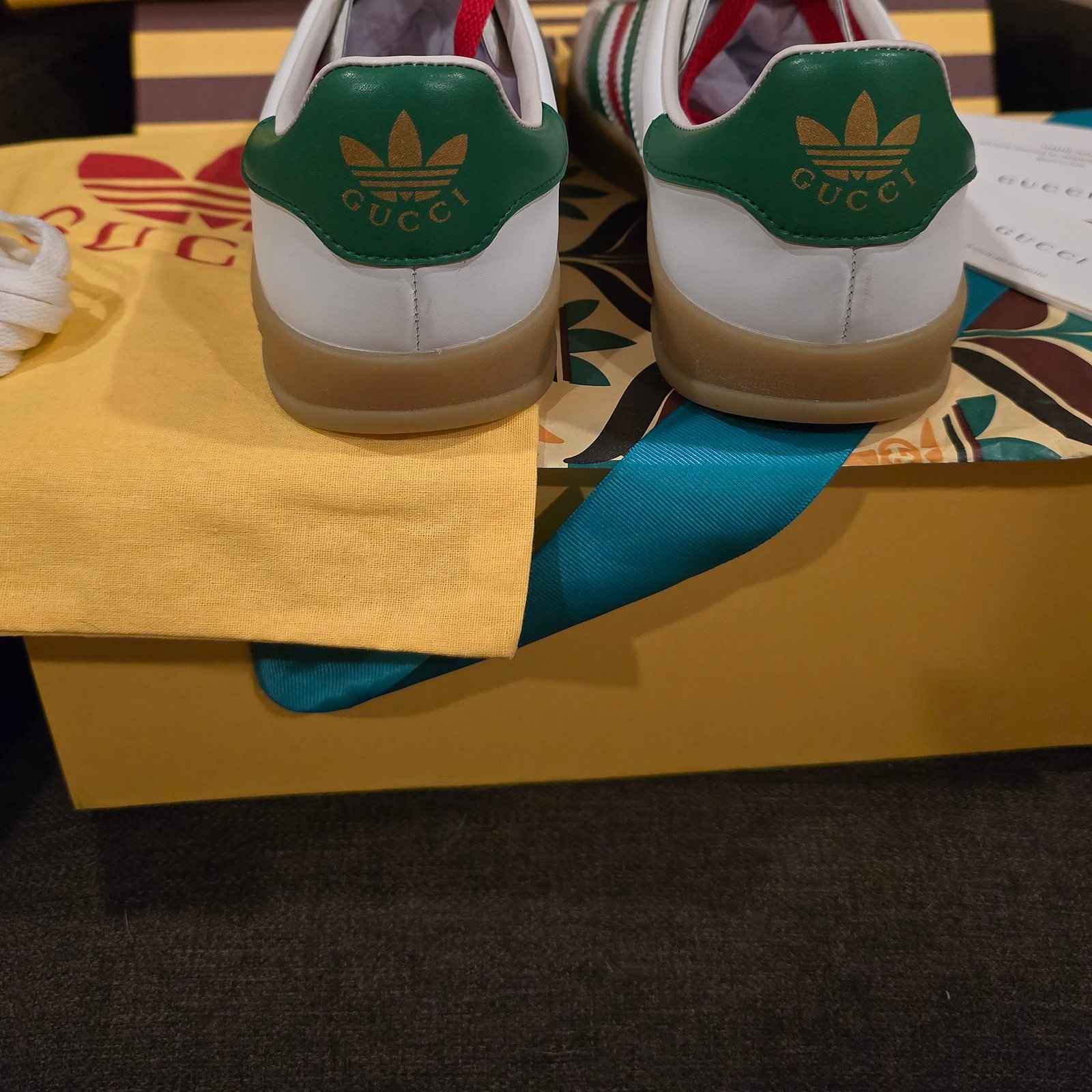 Gucci x adidas tenis Gazelle ante gris con banda Web - Imagen 4