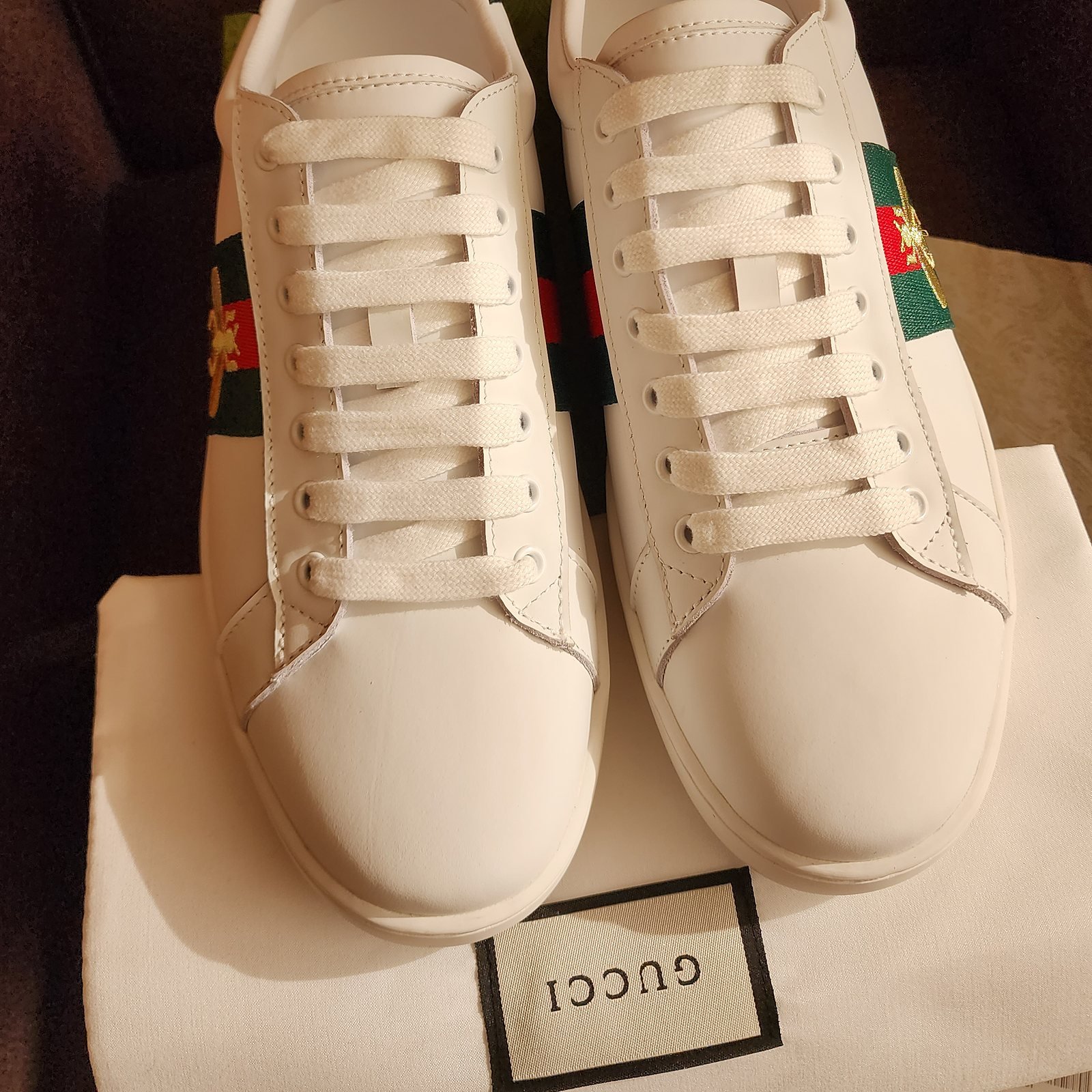 Gucci tenis Ace piel blanca con abeja bordada - Imagen 2