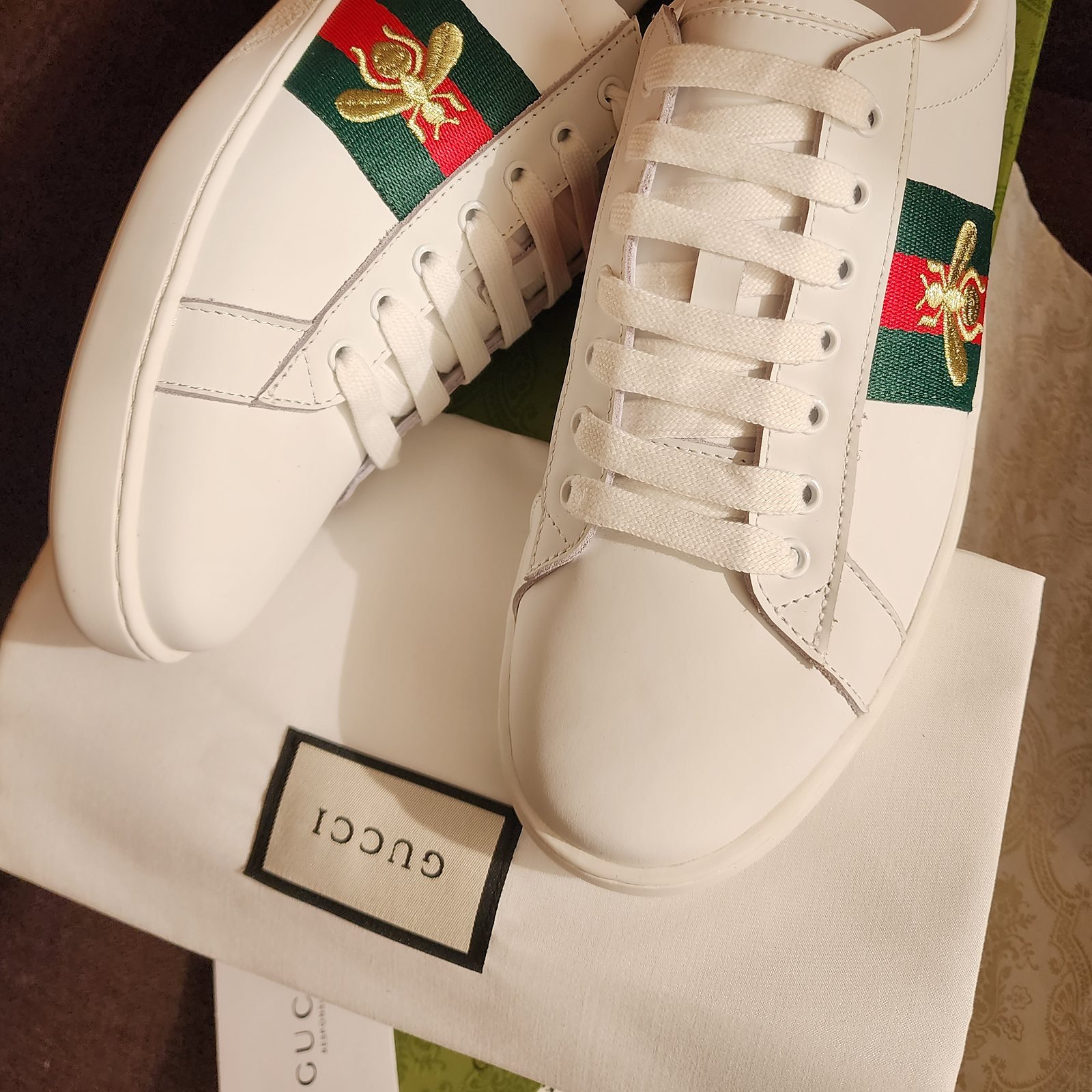 Gucci tenis Ace piel blanca con abeja bordada - Imagen 3