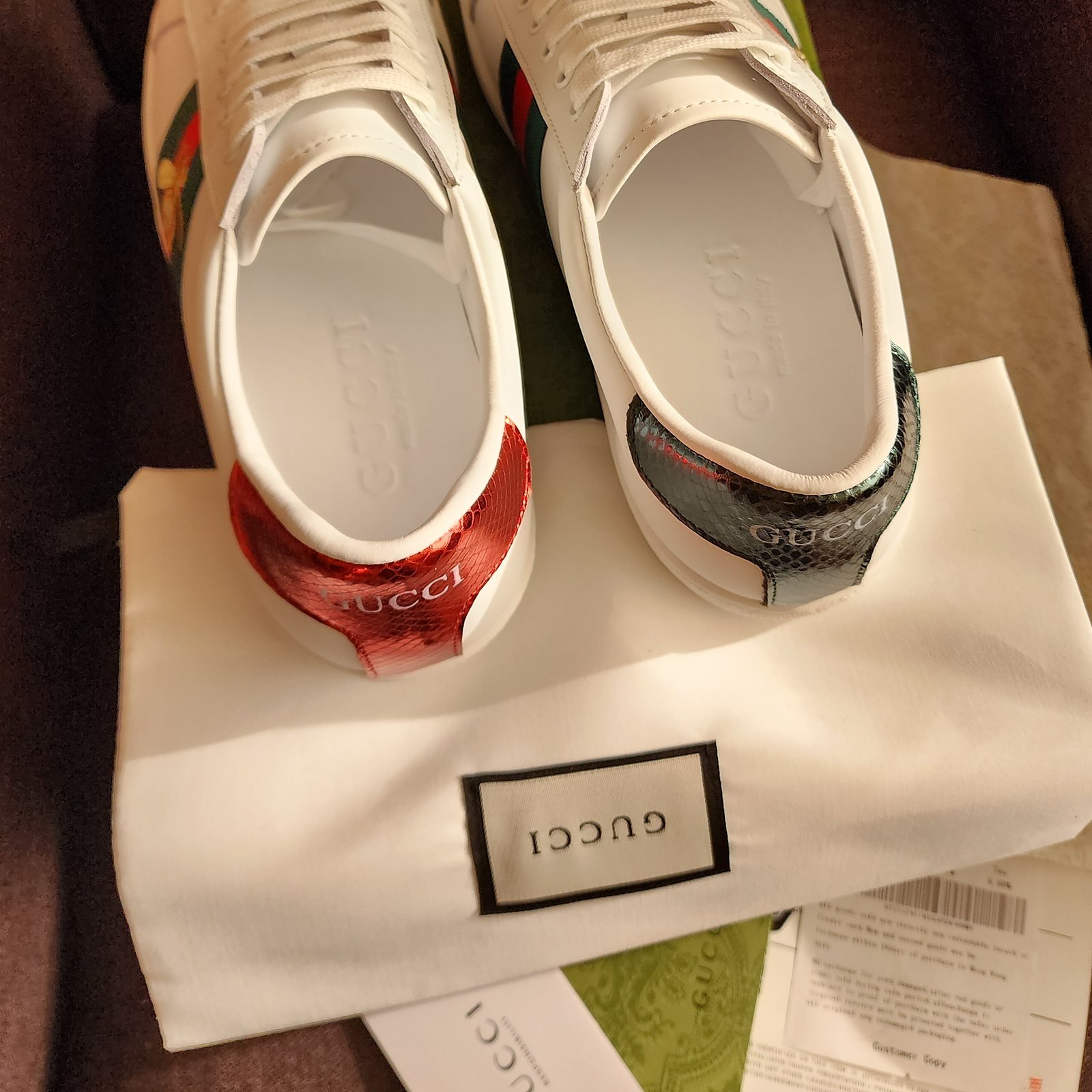 Gucci tenis Ace piel blanca con abeja bordada - Imagen 4
