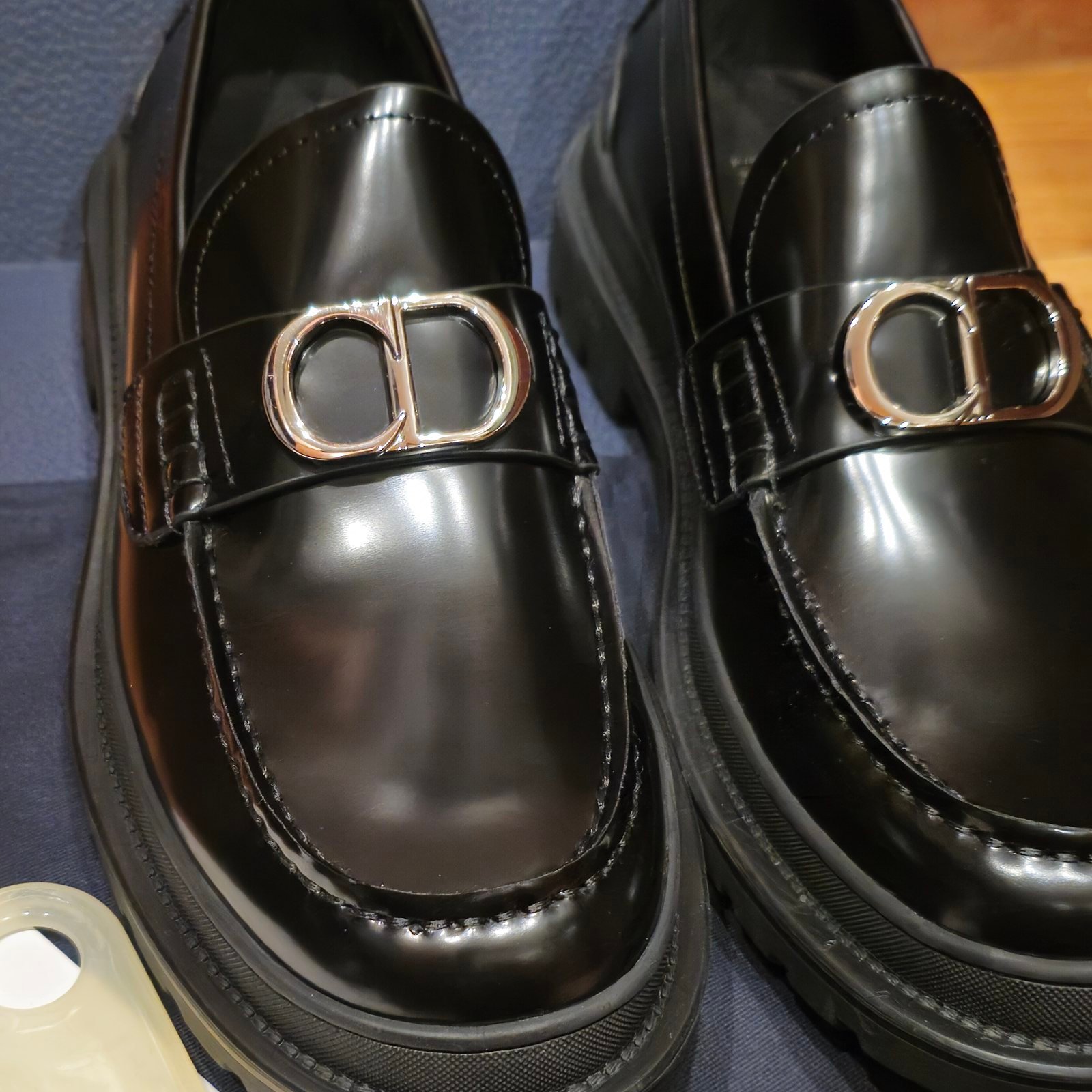 Dior mocasín piel negra con hebilla CD - Imagen 3