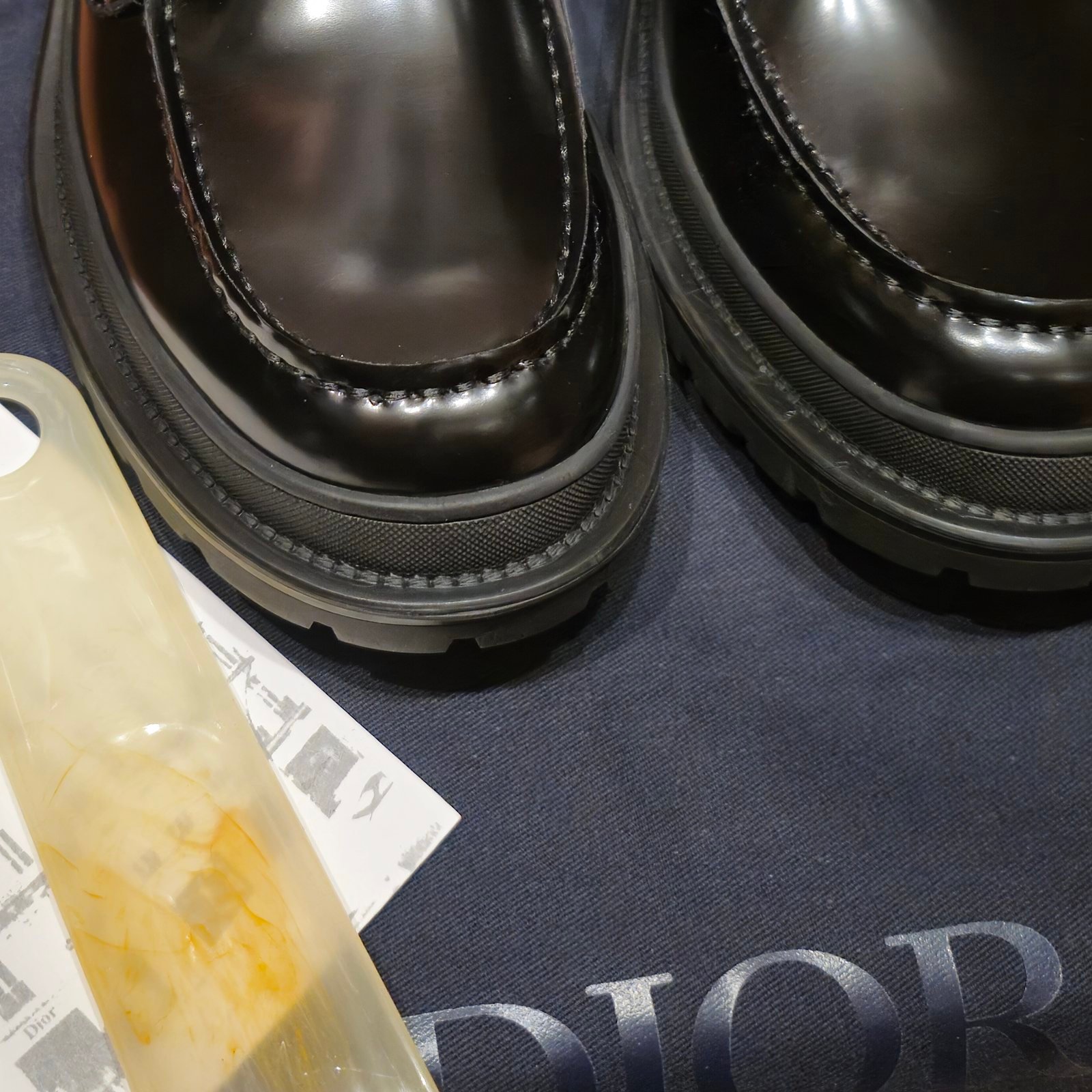 Dior mocasín piel negra con hebilla CD - Imagen 4