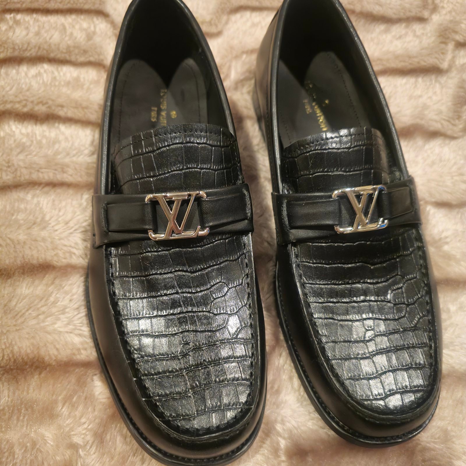Louis Vuitton mocasín piel negra con grabado de cocodrilo - Imagen 2