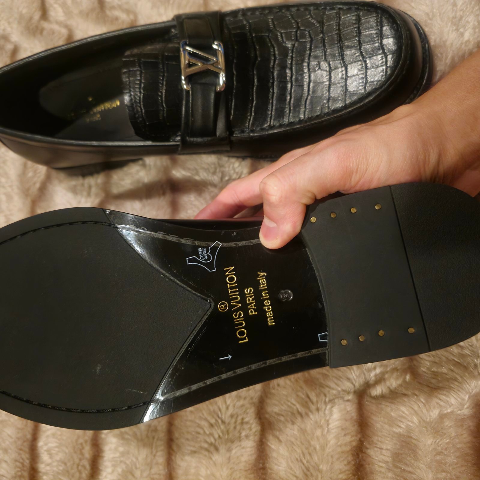 Louis Vuitton mocasín piel negra con grabado de cocodrilo - Imagen 3